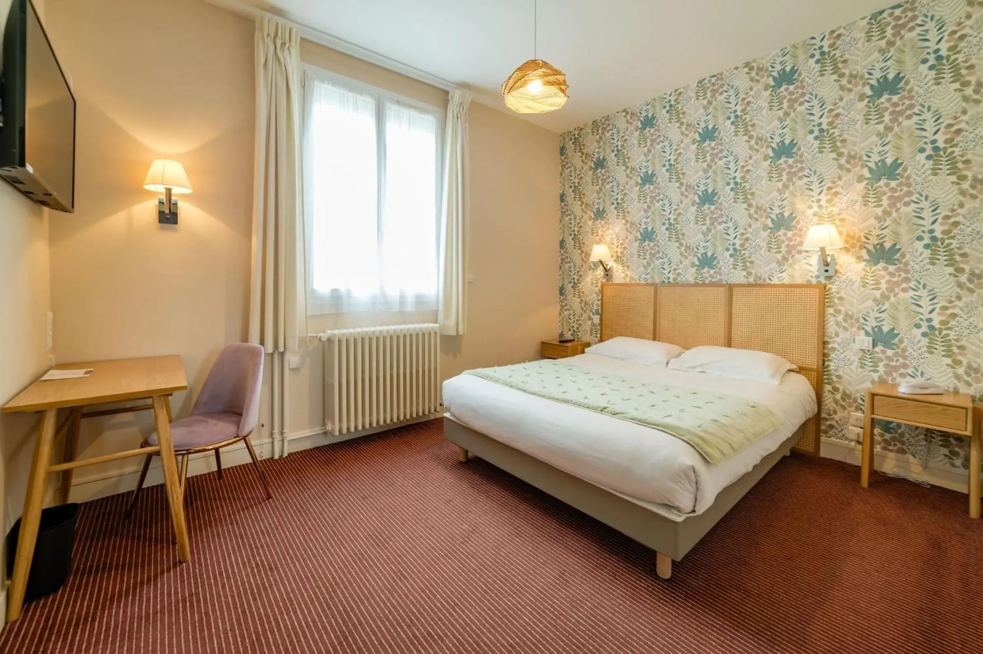 TV and multimedia, Bed in The Originals Boutique, Hôtel Normandie, Auxerre