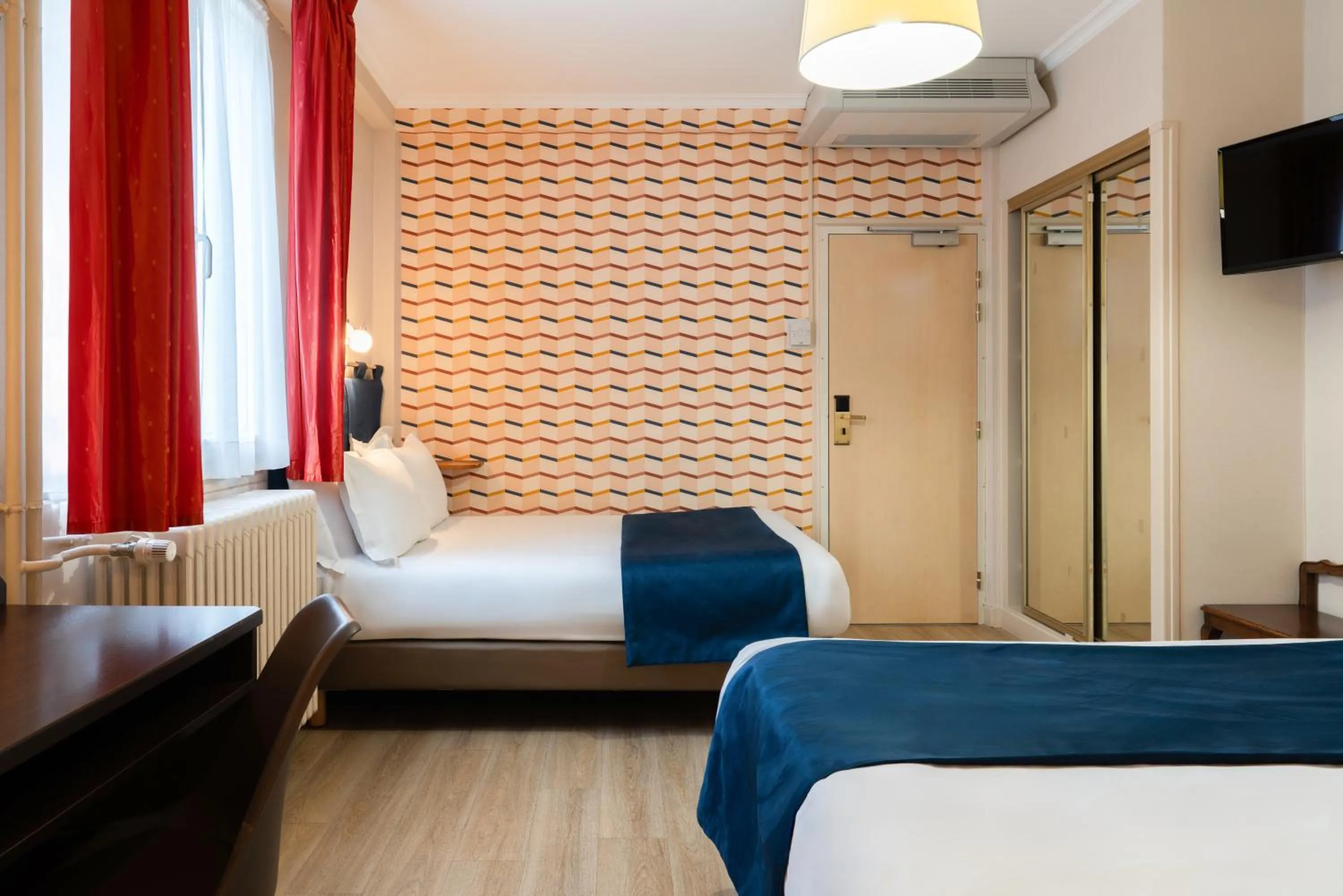 Bedroom, Bed in The Originals Boutique, Hôtel Normandie, Auxerre