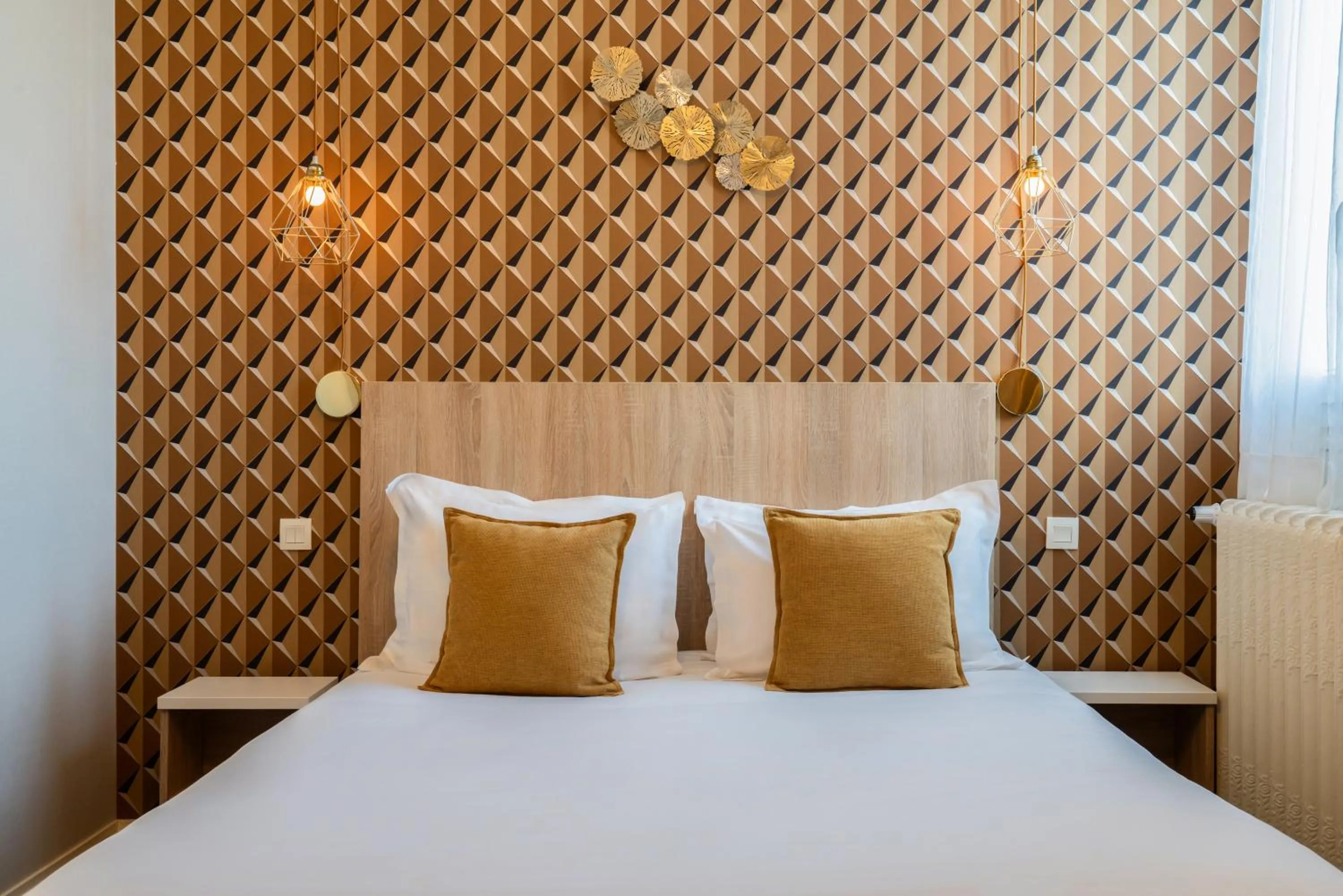 Bedroom, Bed in The Originals Boutique, Hôtel Normandie, Auxerre