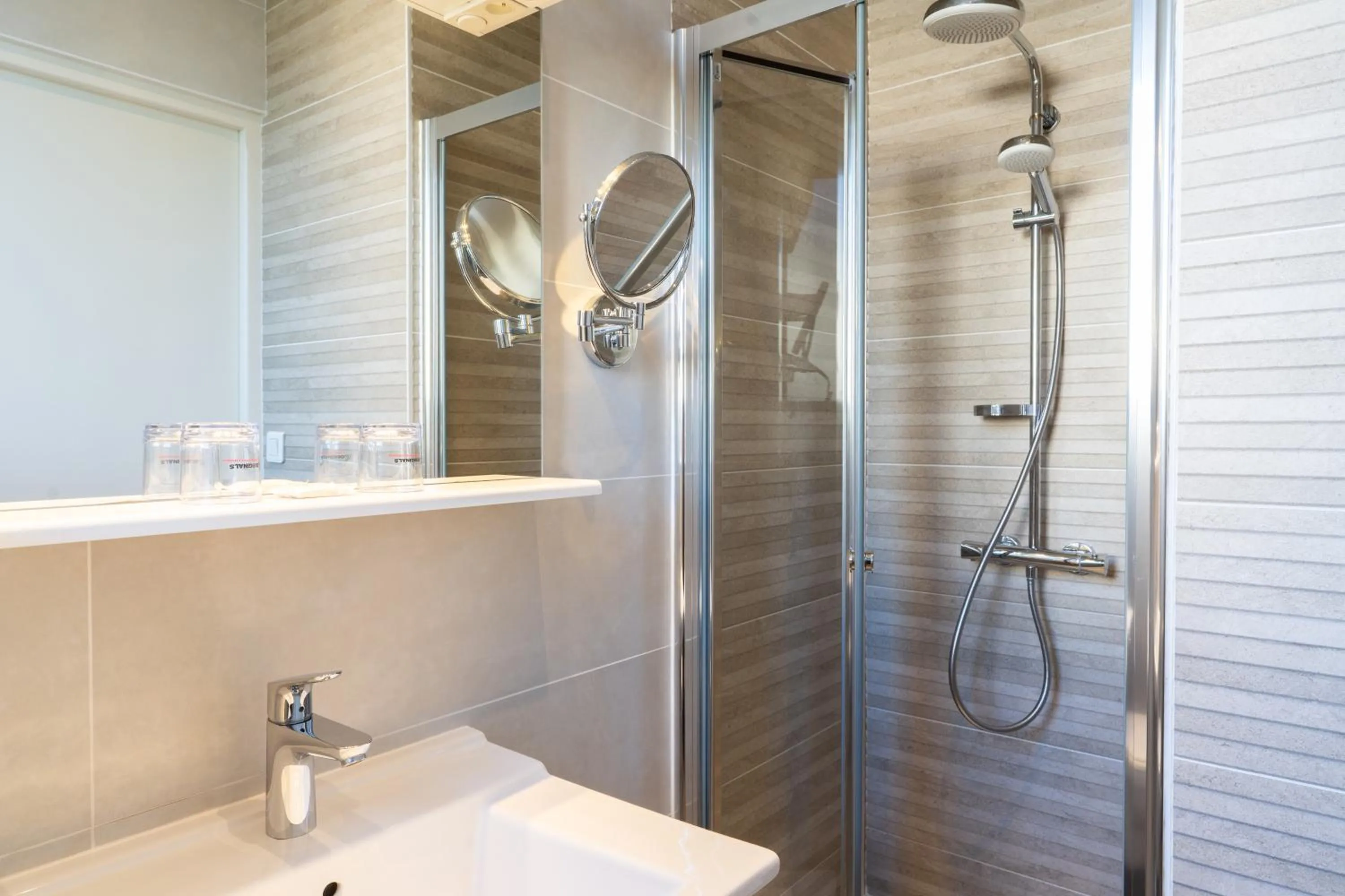 Bedroom in The Originals Boutique, Hôtel Normandie, Auxerre