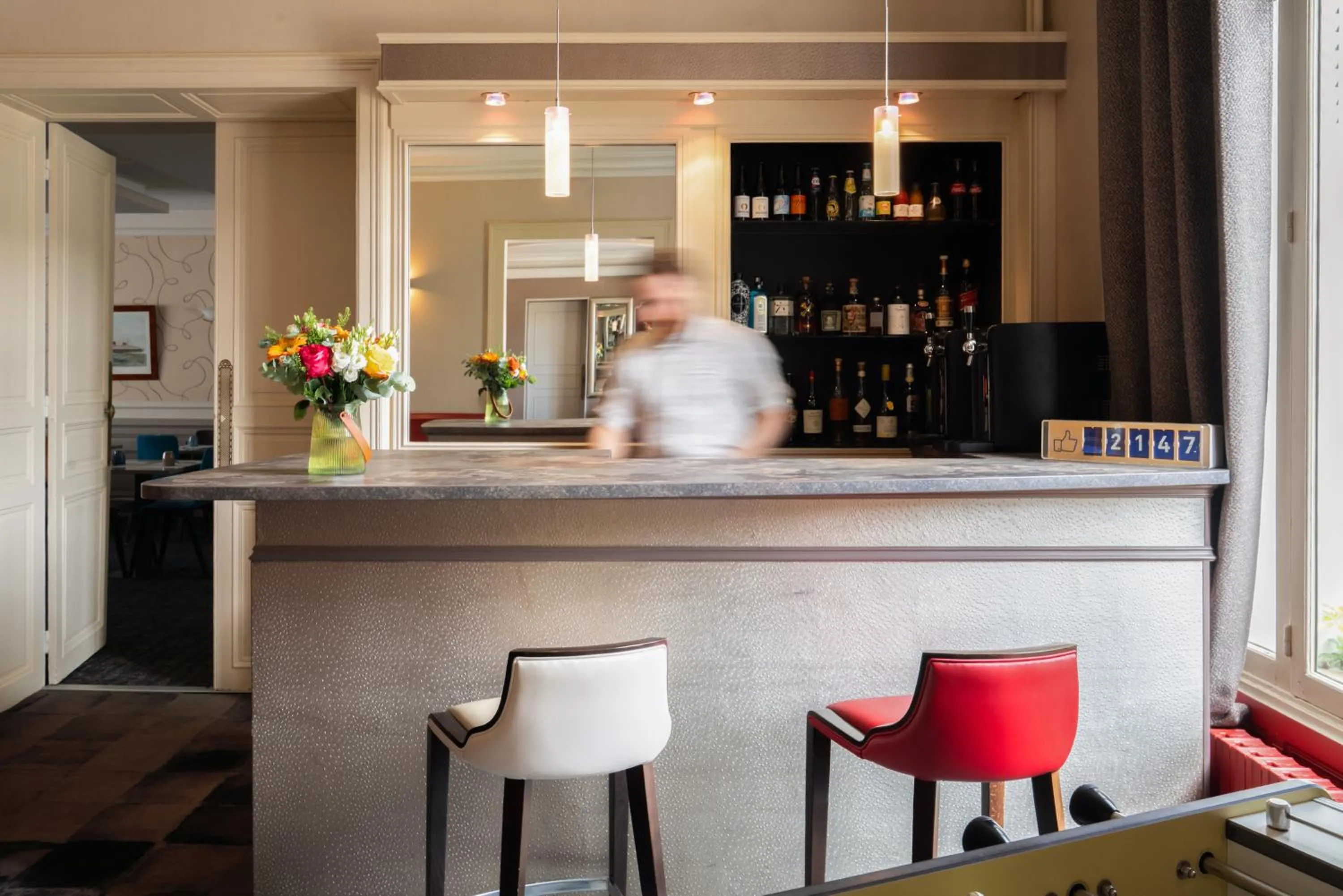 Lounge or bar in The Originals Boutique, Hôtel Normandie, Auxerre