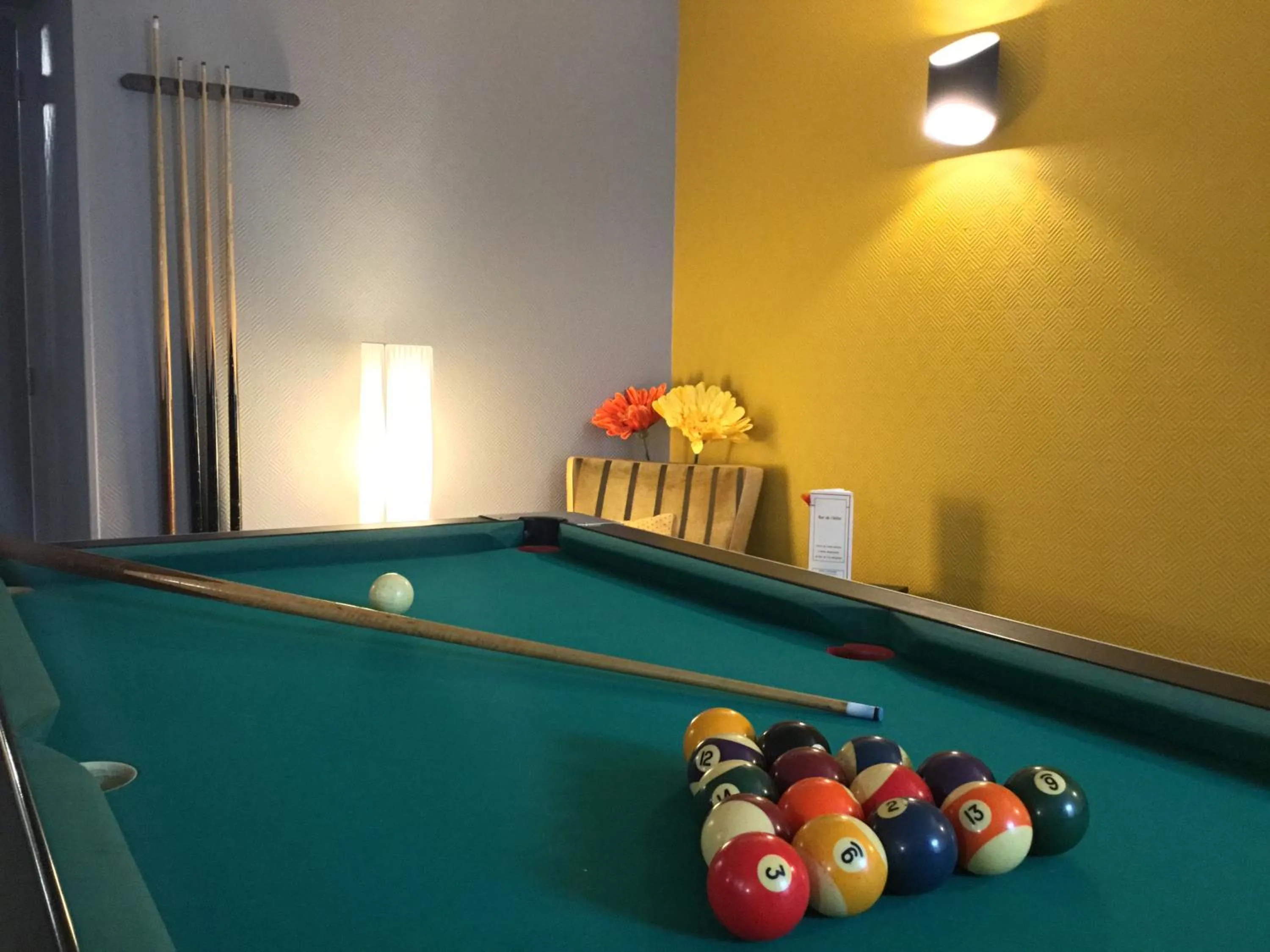 Billiard in The Originals Boutique, Hôtel Normandie, Auxerre