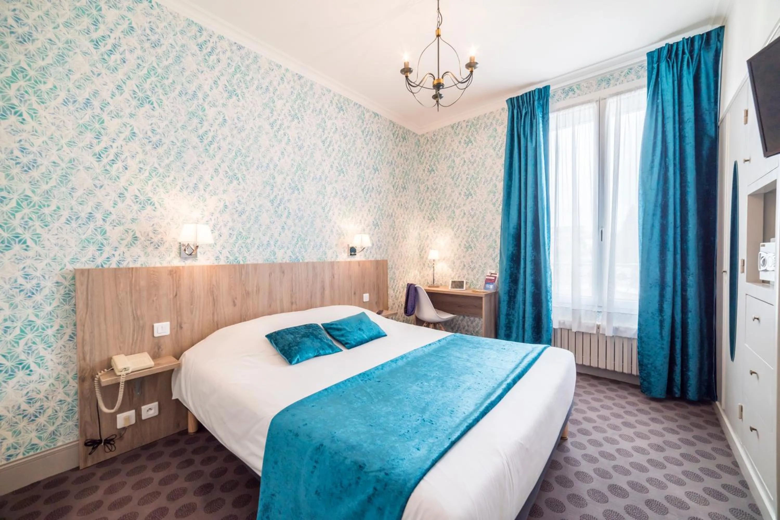 Photo of the whole room, Bed in The Originals Boutique, Hôtel Normandie, Auxerre