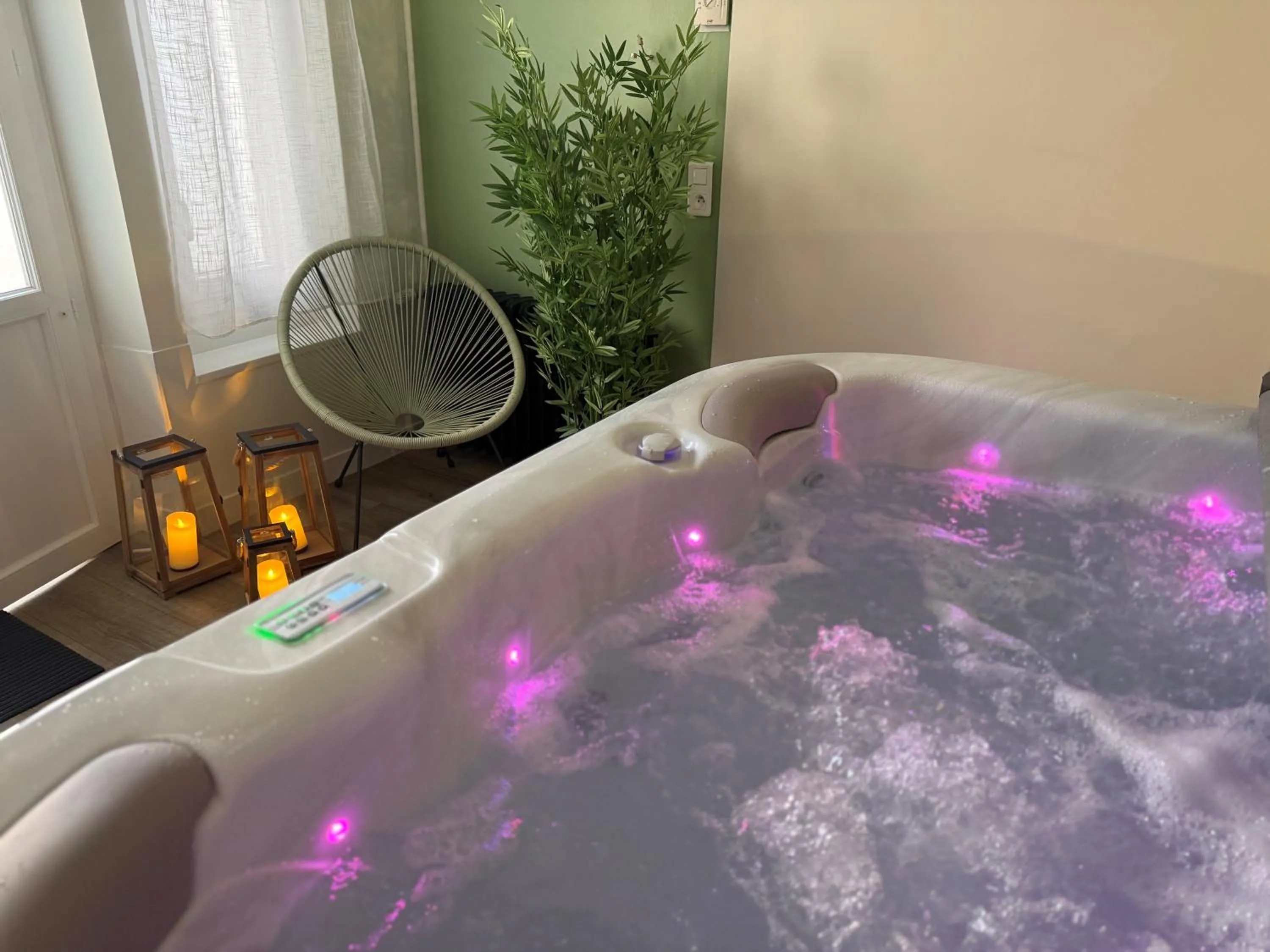 Hot Tub in The Originals Boutique, Hôtel Normandie, Auxerre