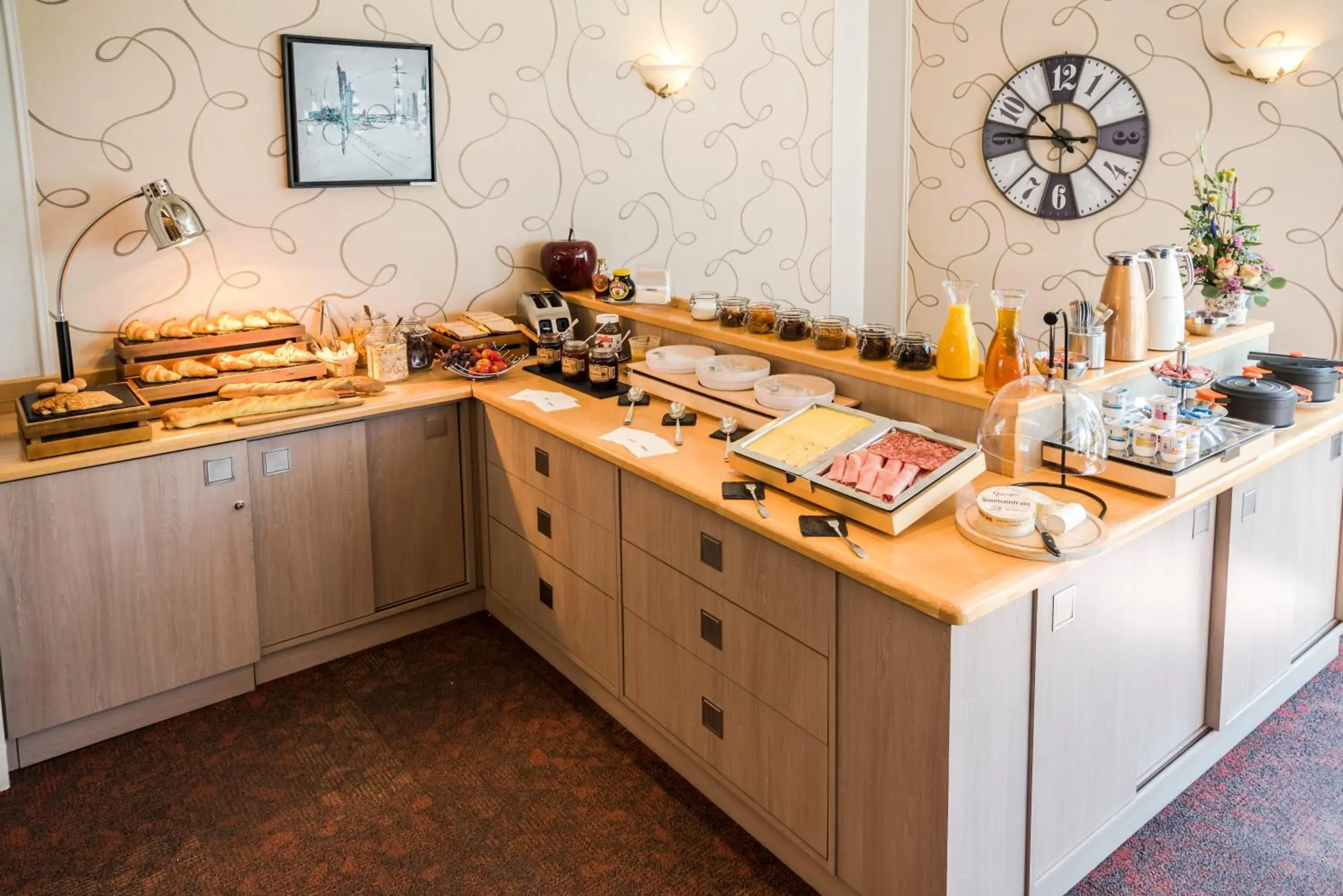 Food and drinks in The Originals Boutique, Hôtel Normandie, Auxerre Food and drinks in The Originals Boutique, Hôtel Normandie, Auxerre