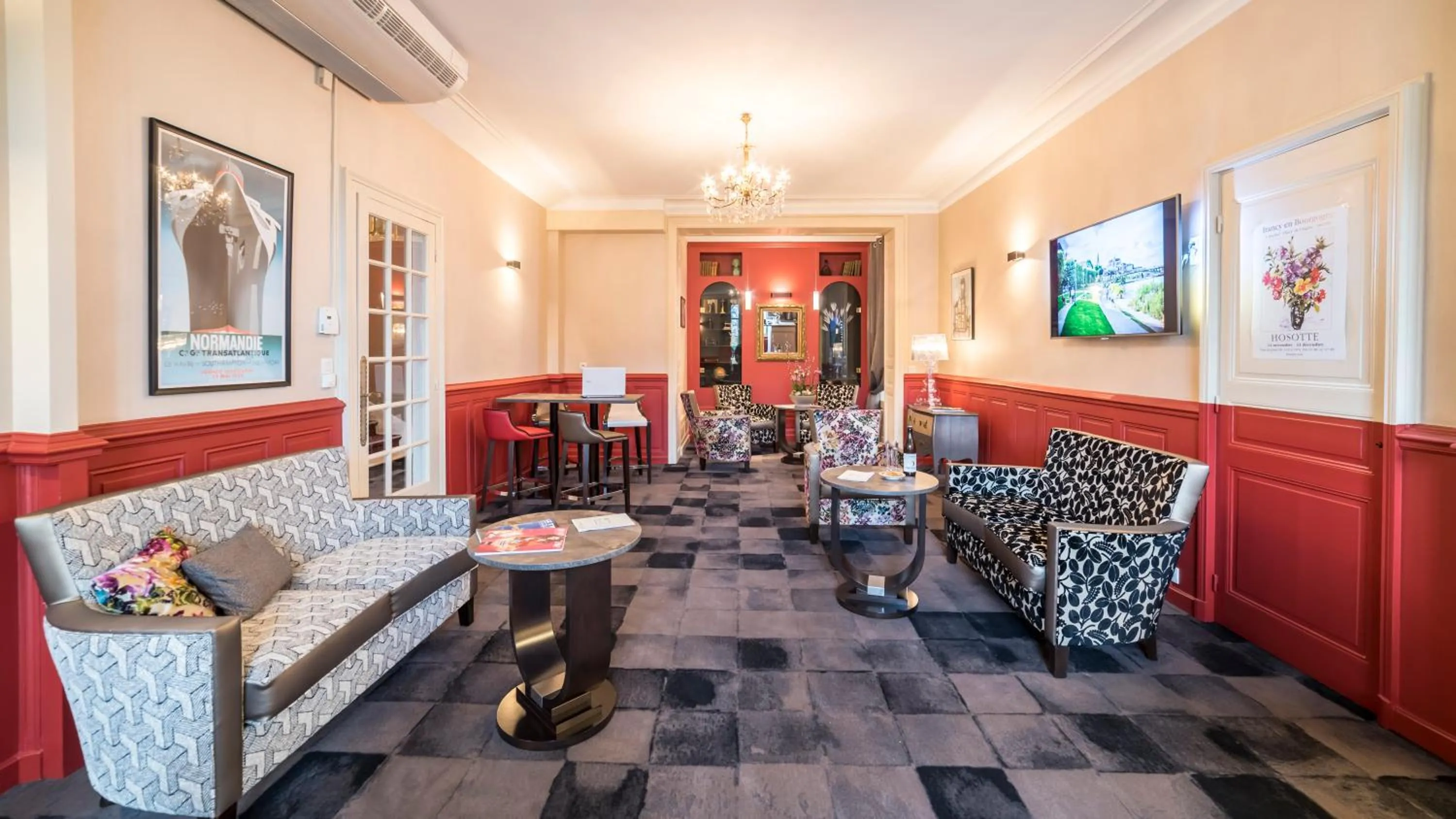 Communal lounge/ TV room in The Originals Boutique, Hôtel Normandie, Auxerre