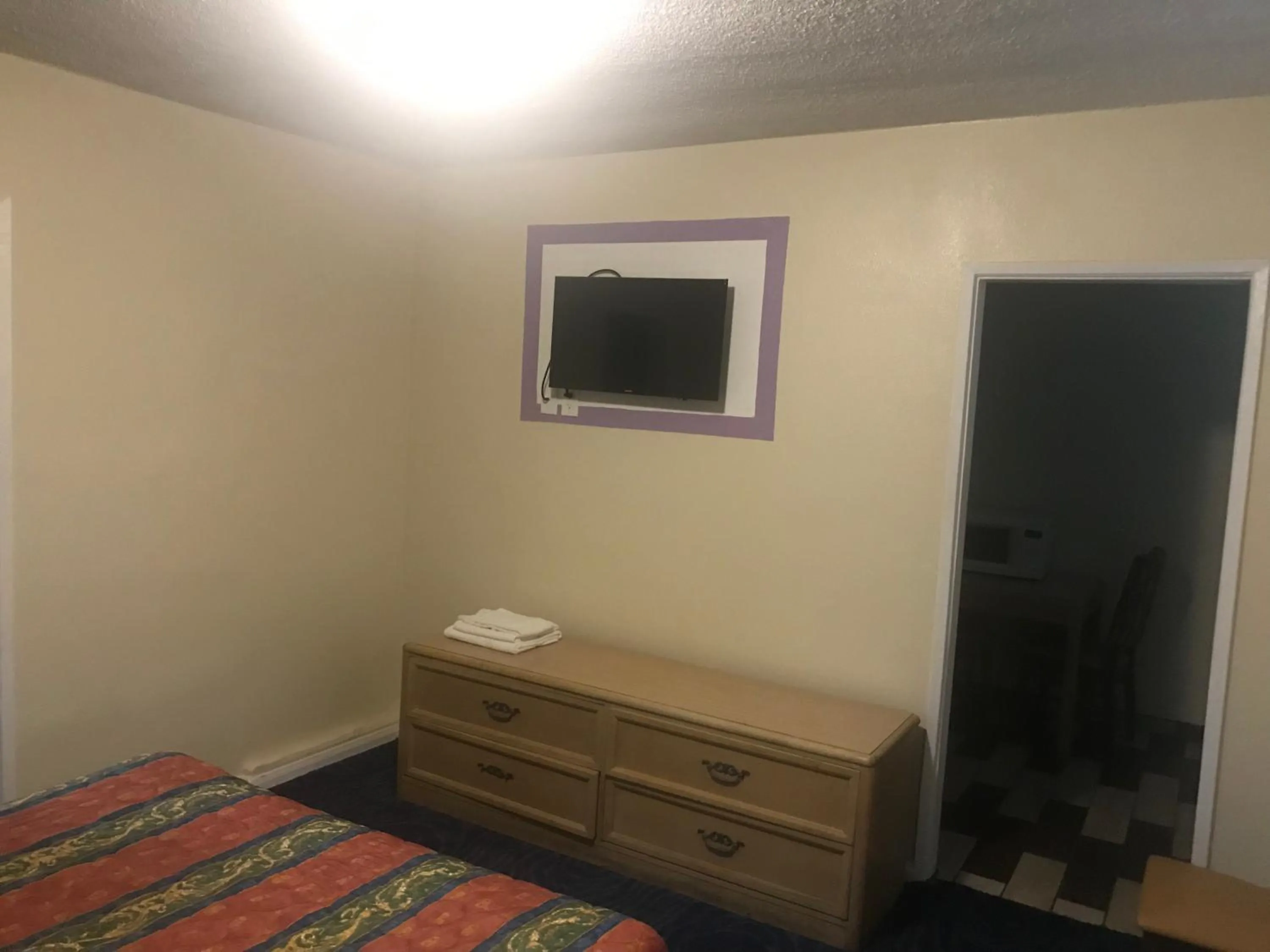 TV and multimedia, Bed in All 8 Motel