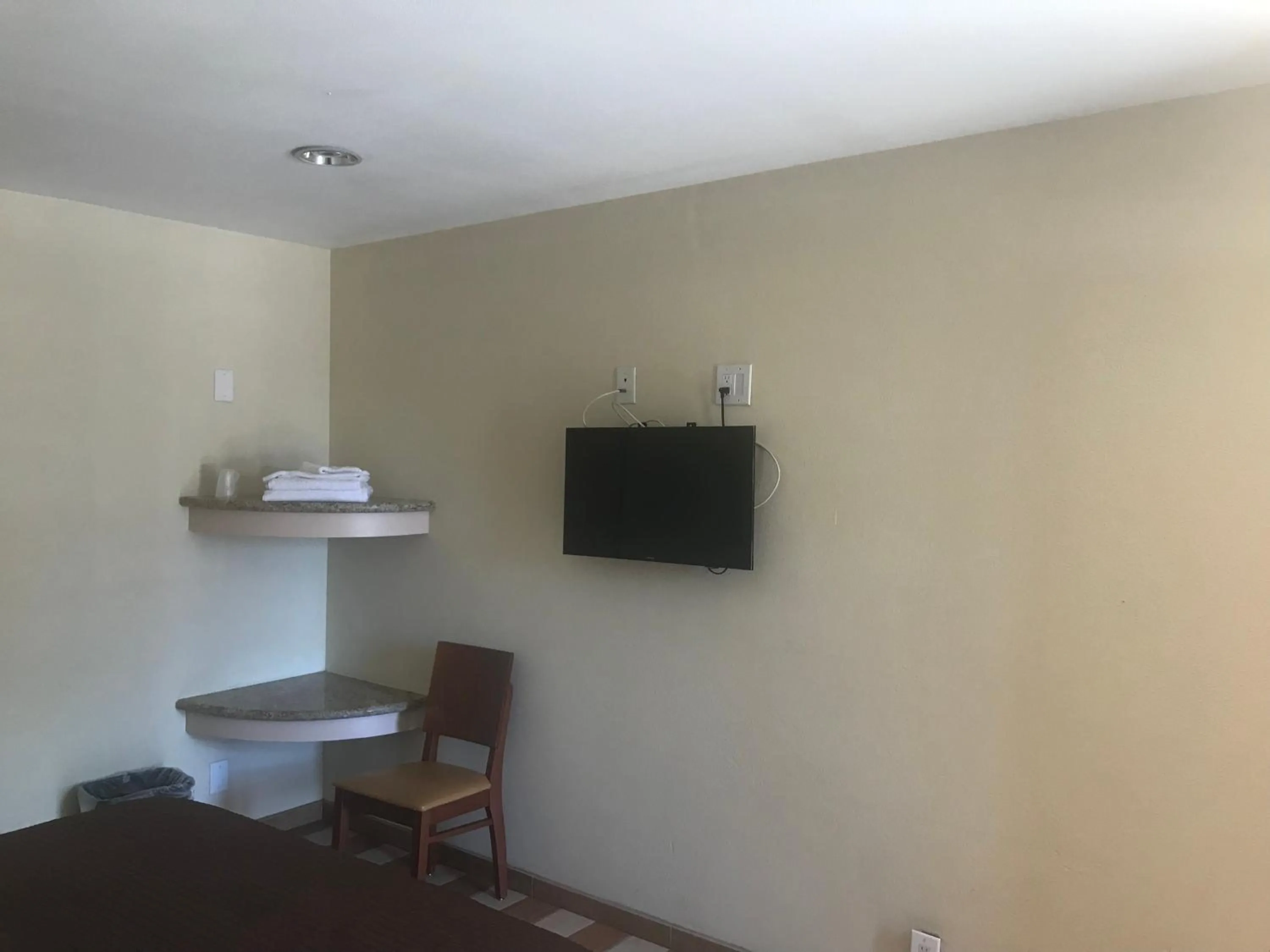 TV and multimedia in All 8 Motel