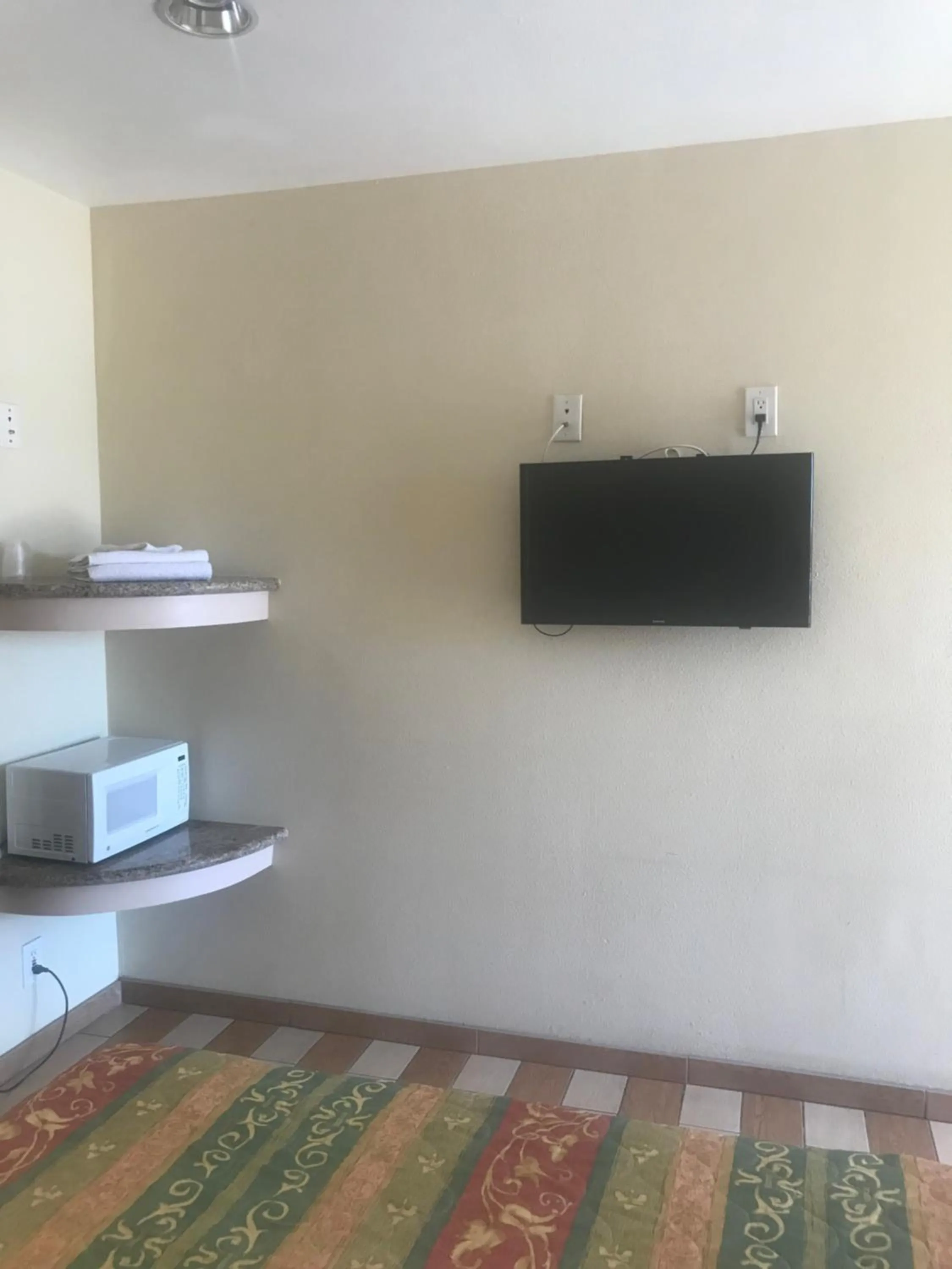 TV and multimedia in All 8 Motel