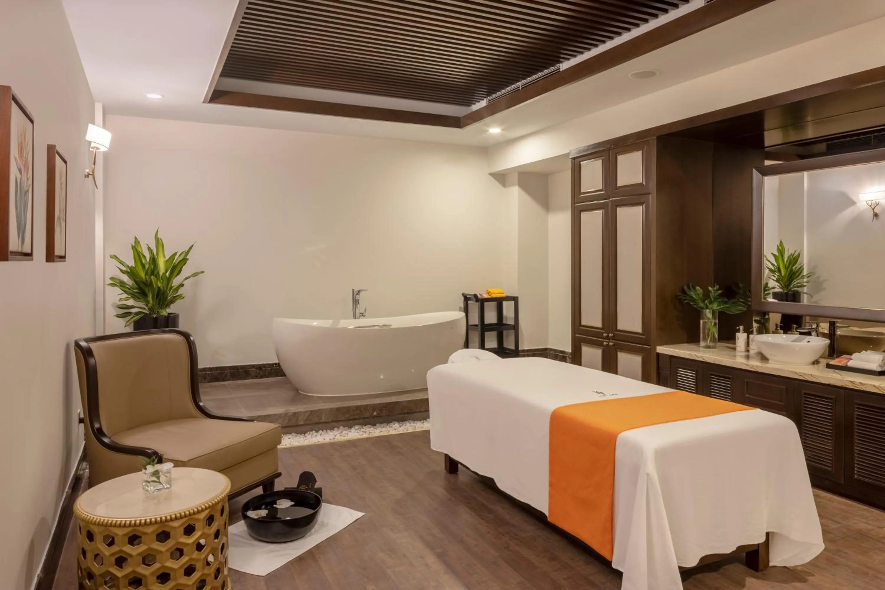 Spa and wellness centre/facilities, Bed in Meliá Vinpearl Hai Phong Rivera