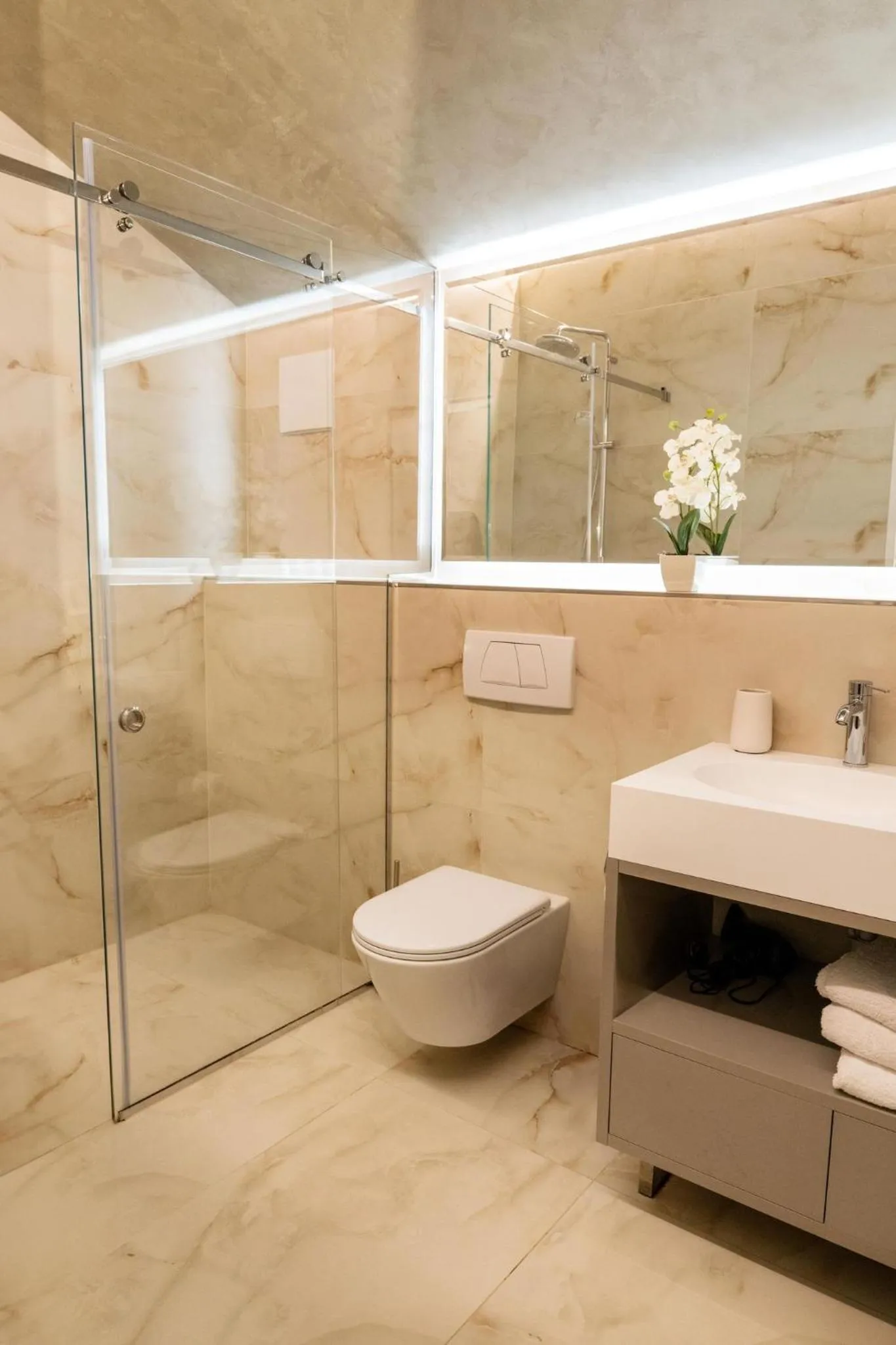 Shower in Boutique Hotel OchSen Self-Check-In