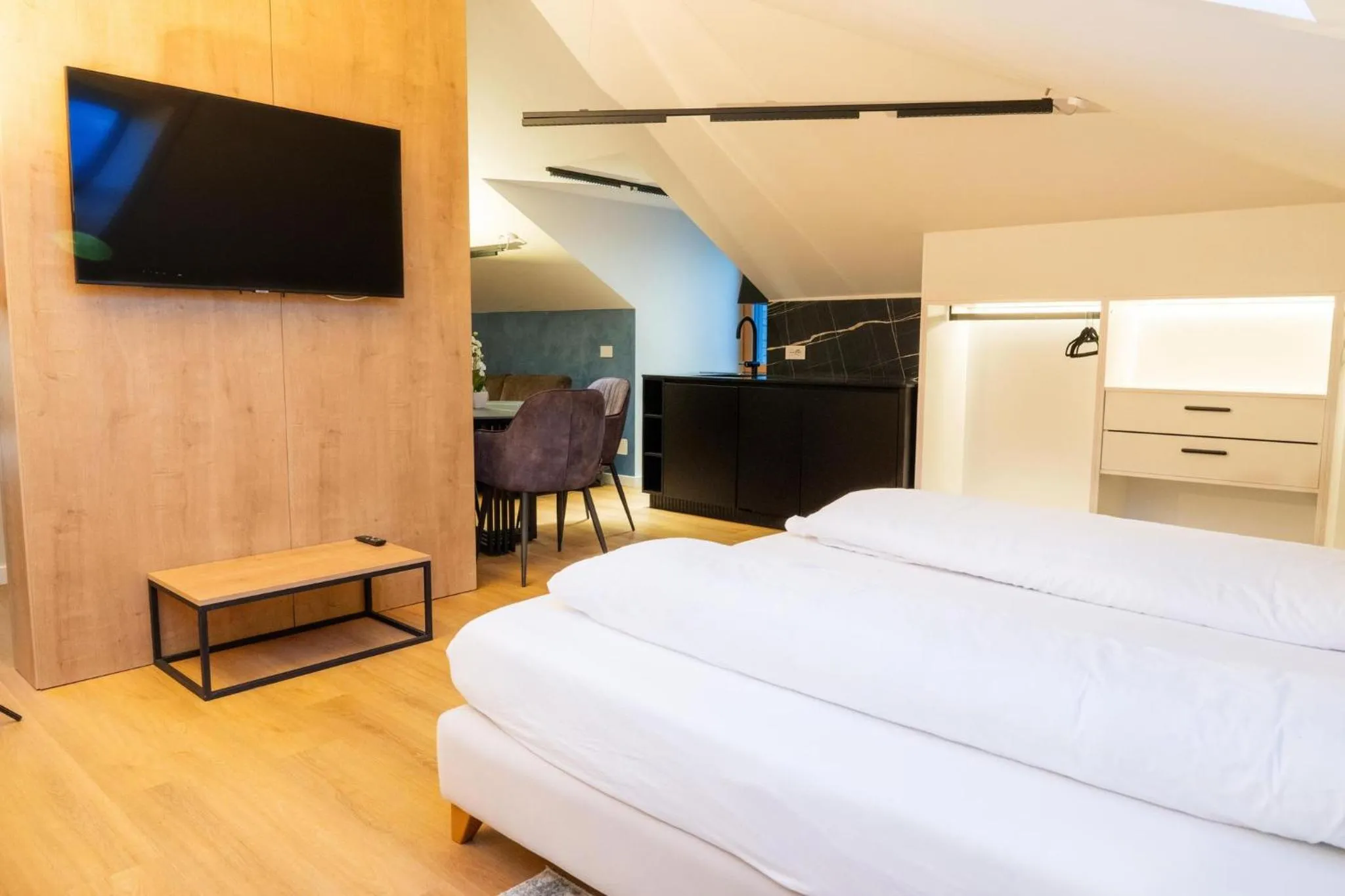 TV and multimedia, Bed in Boutique Hotel OchSen Self-Check-In