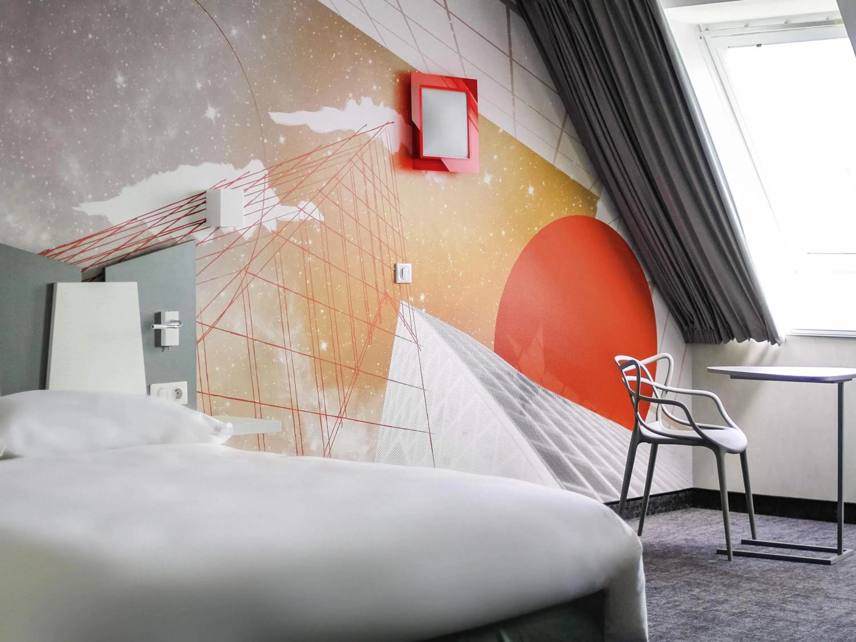 Bedroom, Bed in ibis Styles Poitiers Centre