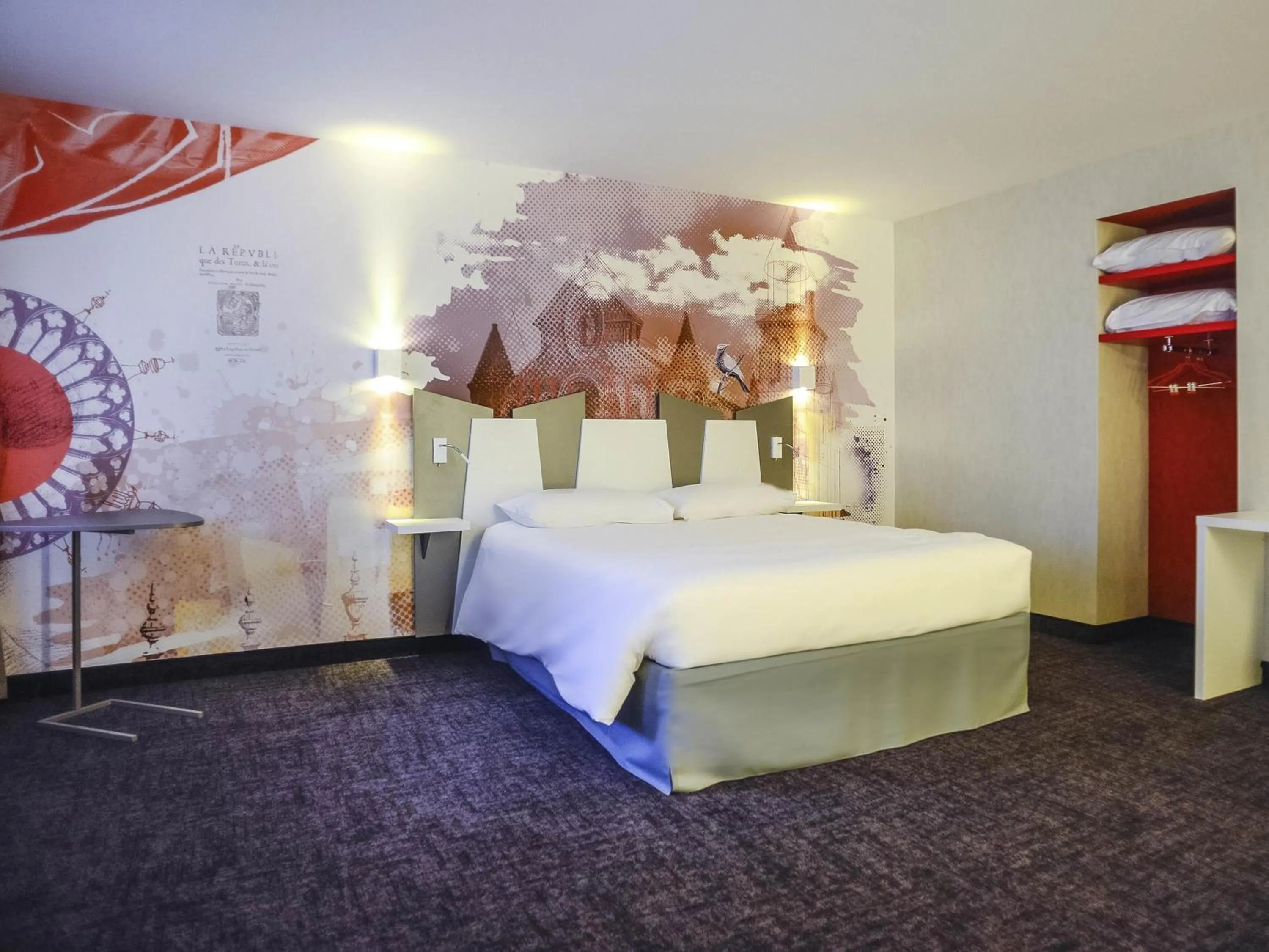 Bedroom, Bed in ibis Styles Poitiers Centre