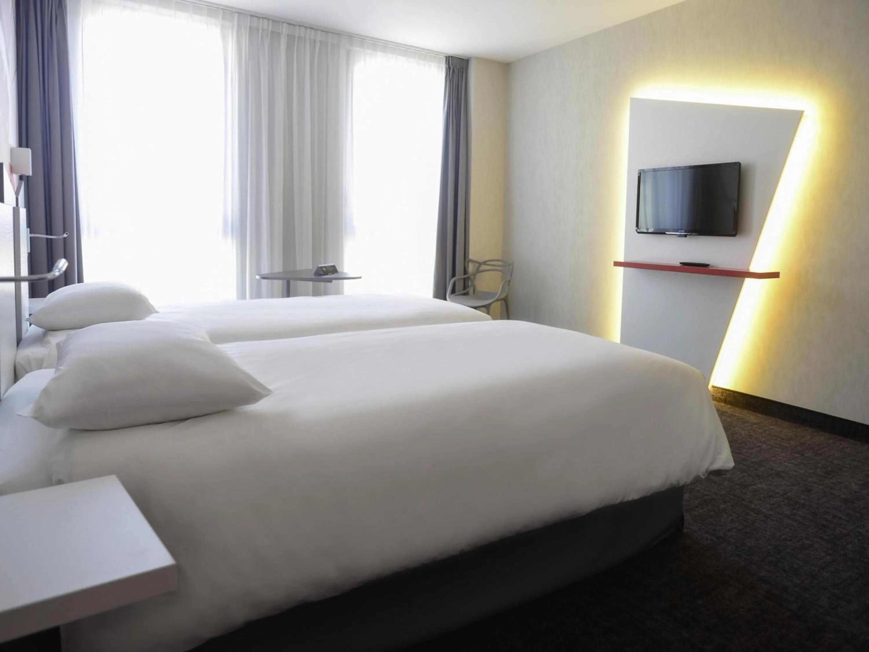 Bedroom, Bed in ibis Styles Poitiers Centre