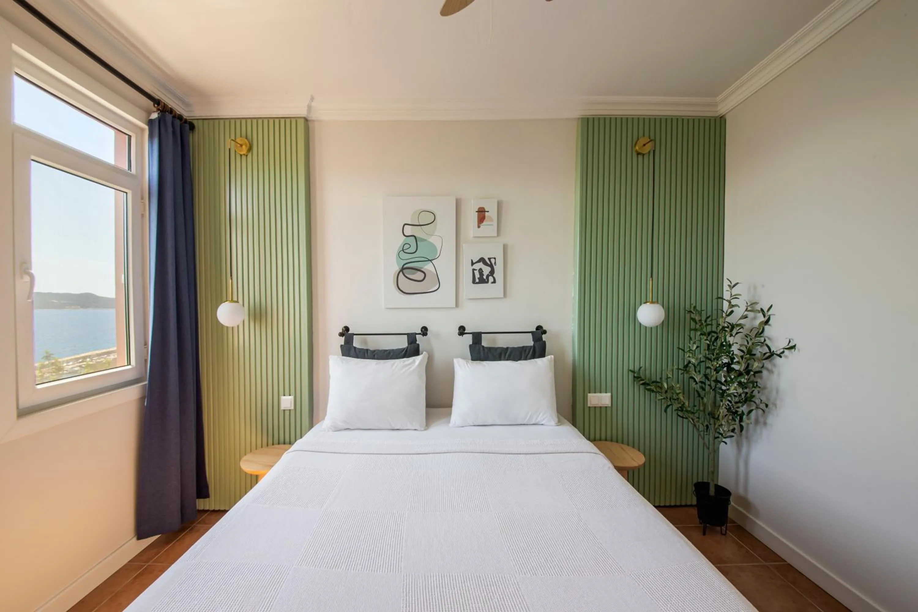 Bed in Lantana Aparts