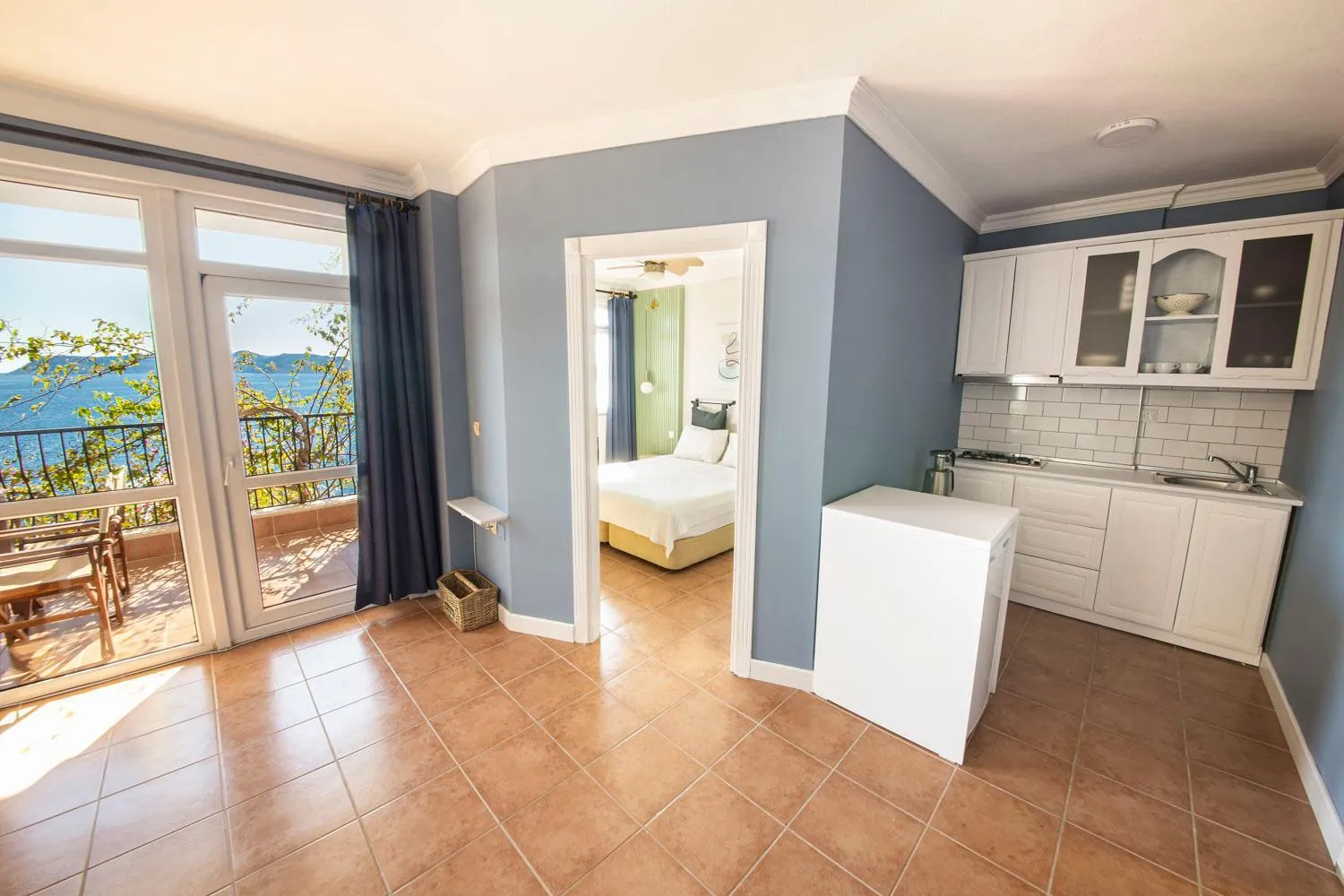 Kitchen or kitchenette, Bed in Lantana Aparts