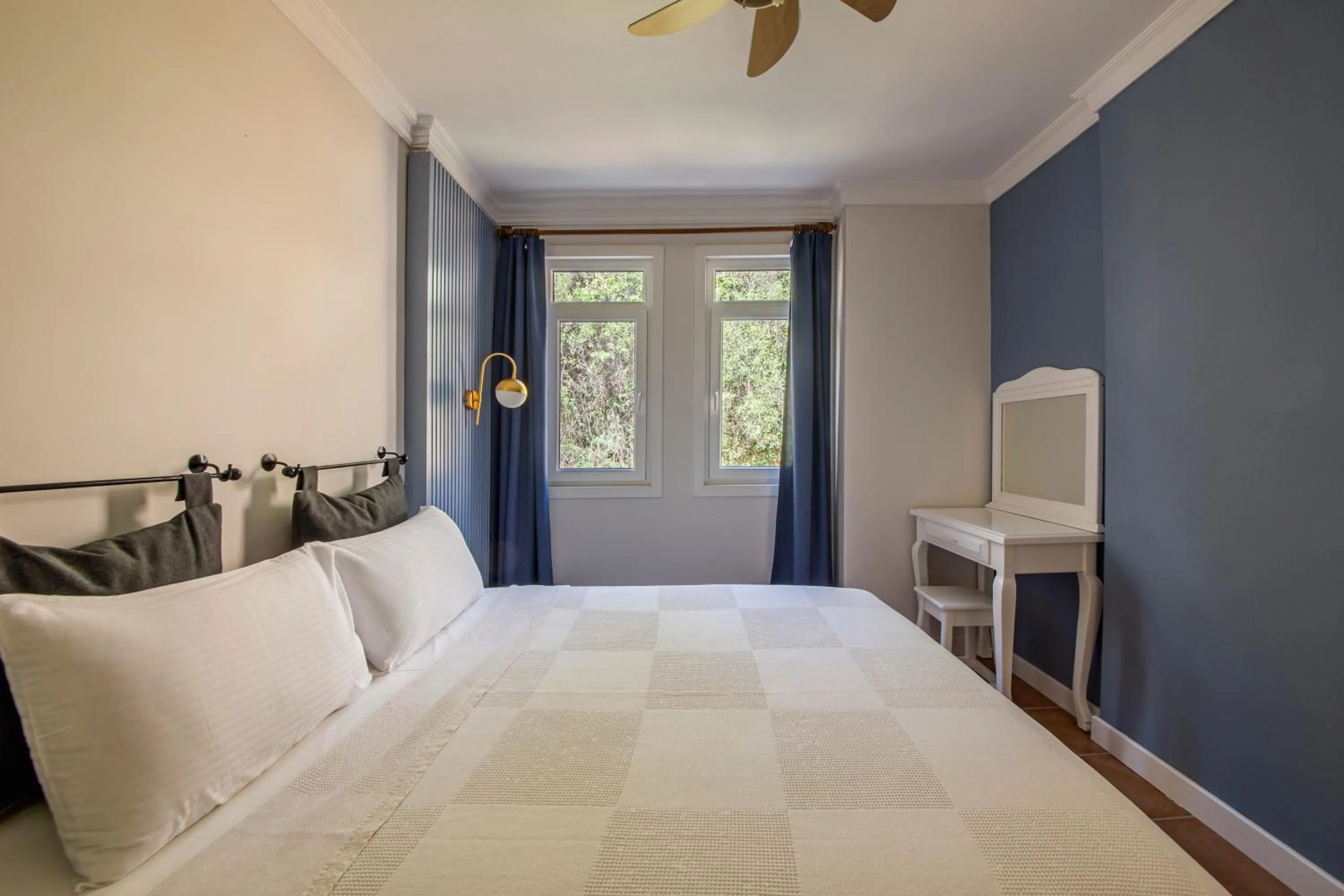 Bed in Lantana Aparts