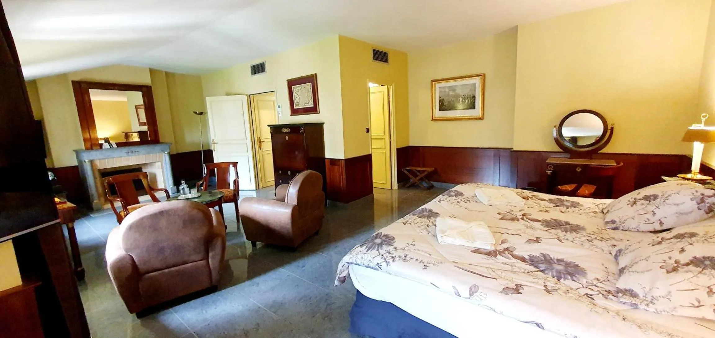 Bedroom, Bed in Demeures & Châteaux - Hôtel Greuze & Spa Tournus