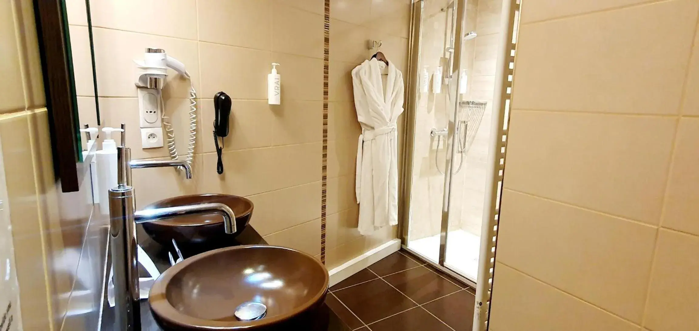 Superior Double Room in Demeures & Châteaux - Hôtel Greuze & Spa Tournus Superior Double Room in Demeures & Châteaux - Hôtel Greuze & Spa Tournus