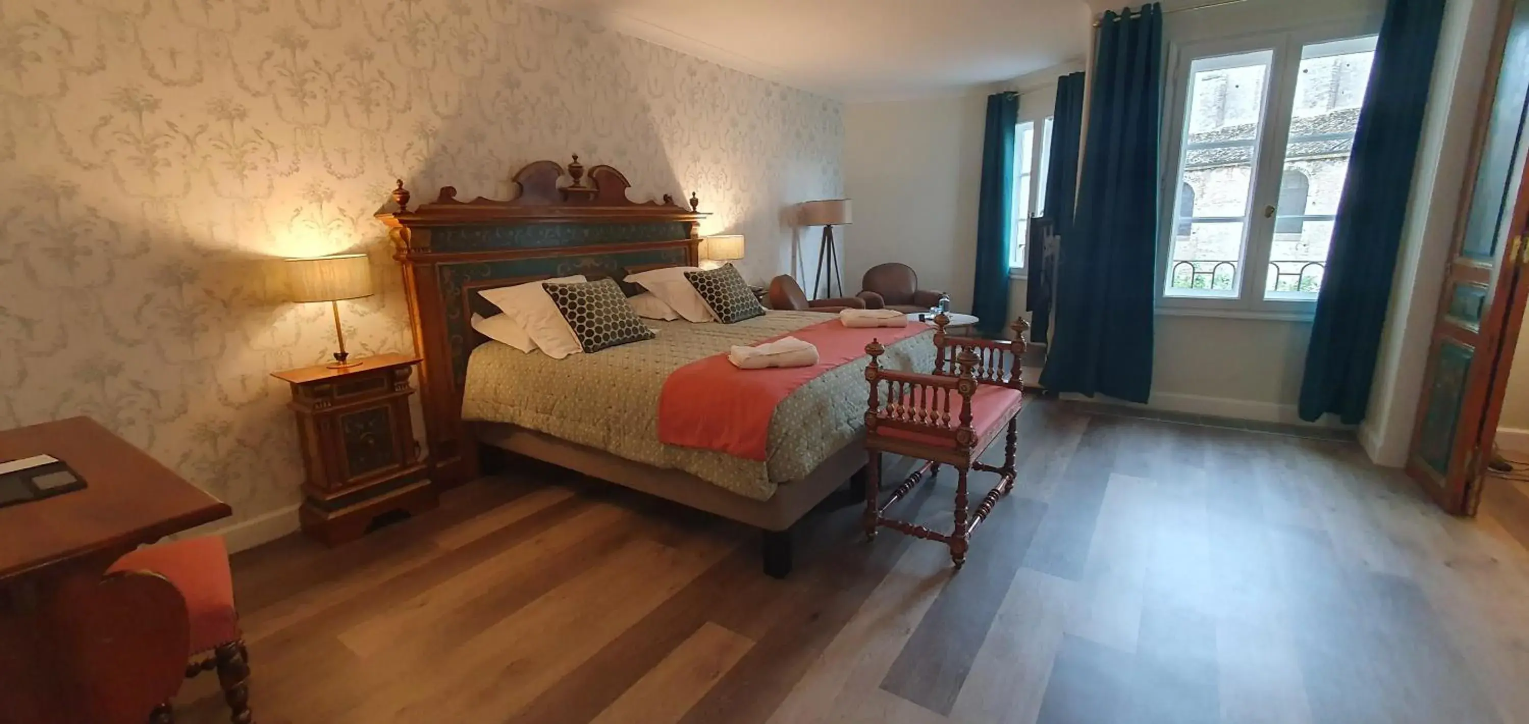 Bedroom, Bed in Demeures & Châteaux - Hôtel Greuze & Spa Tournus Bedroom, Bed in Demeures & Châteaux - Hôtel Greuze & Spa Tournus