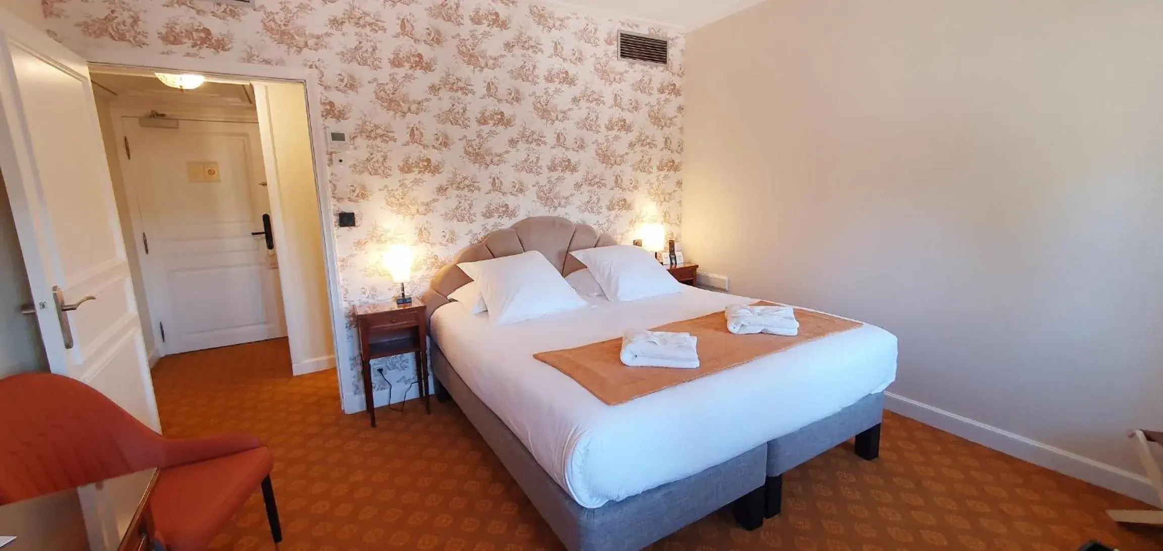 Double Room with Courtyard View in Demeures & Châteaux - Hôtel Greuze & Spa Tournus Double Room with Courtyard View in Demeures & Châteaux - Hôtel Greuze & Spa Tournus