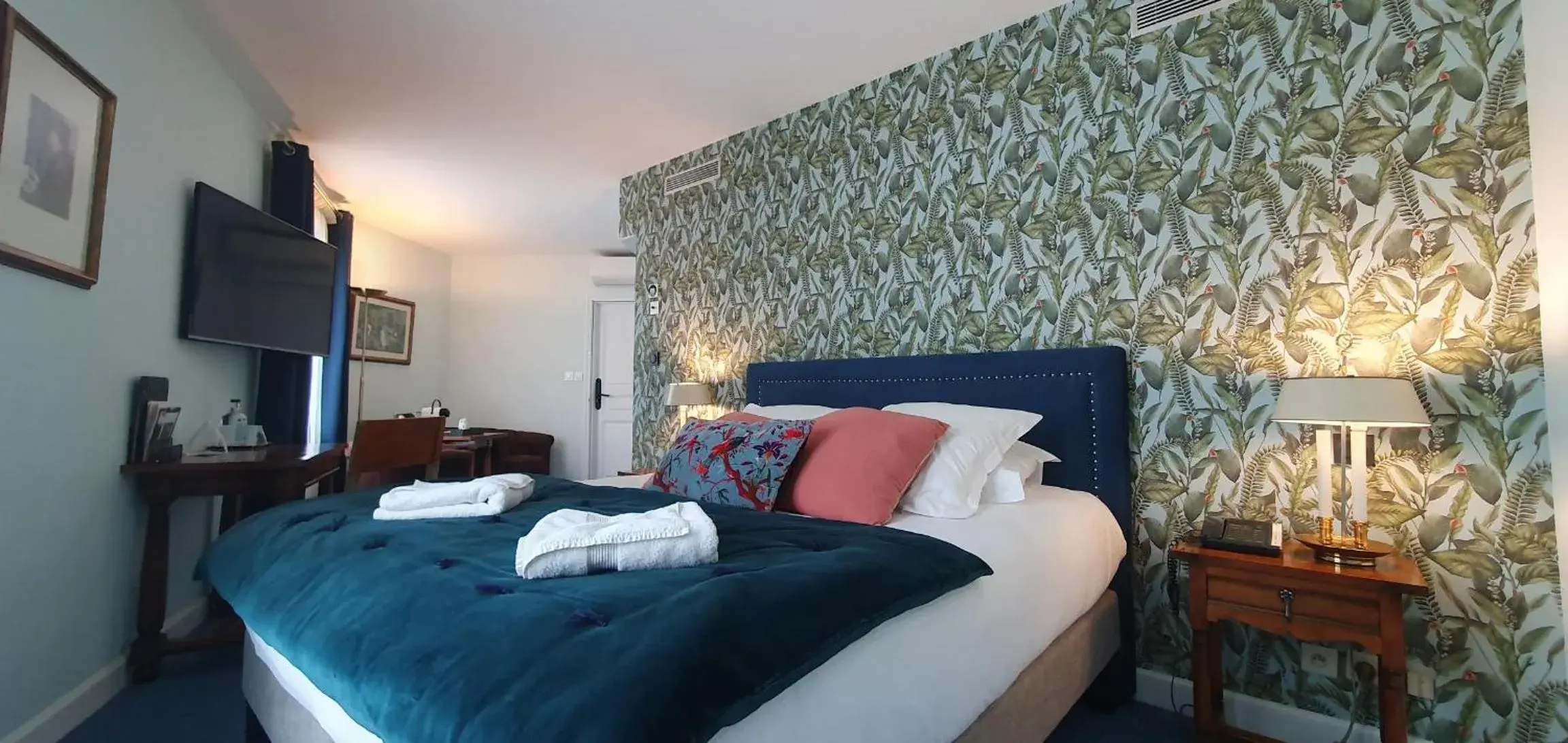 Bedroom, Bed in Demeures & Châteaux - Hôtel Greuze & Spa Tournus Bedroom, Bed in Demeures & Châteaux - Hôtel Greuze & Spa Tournus