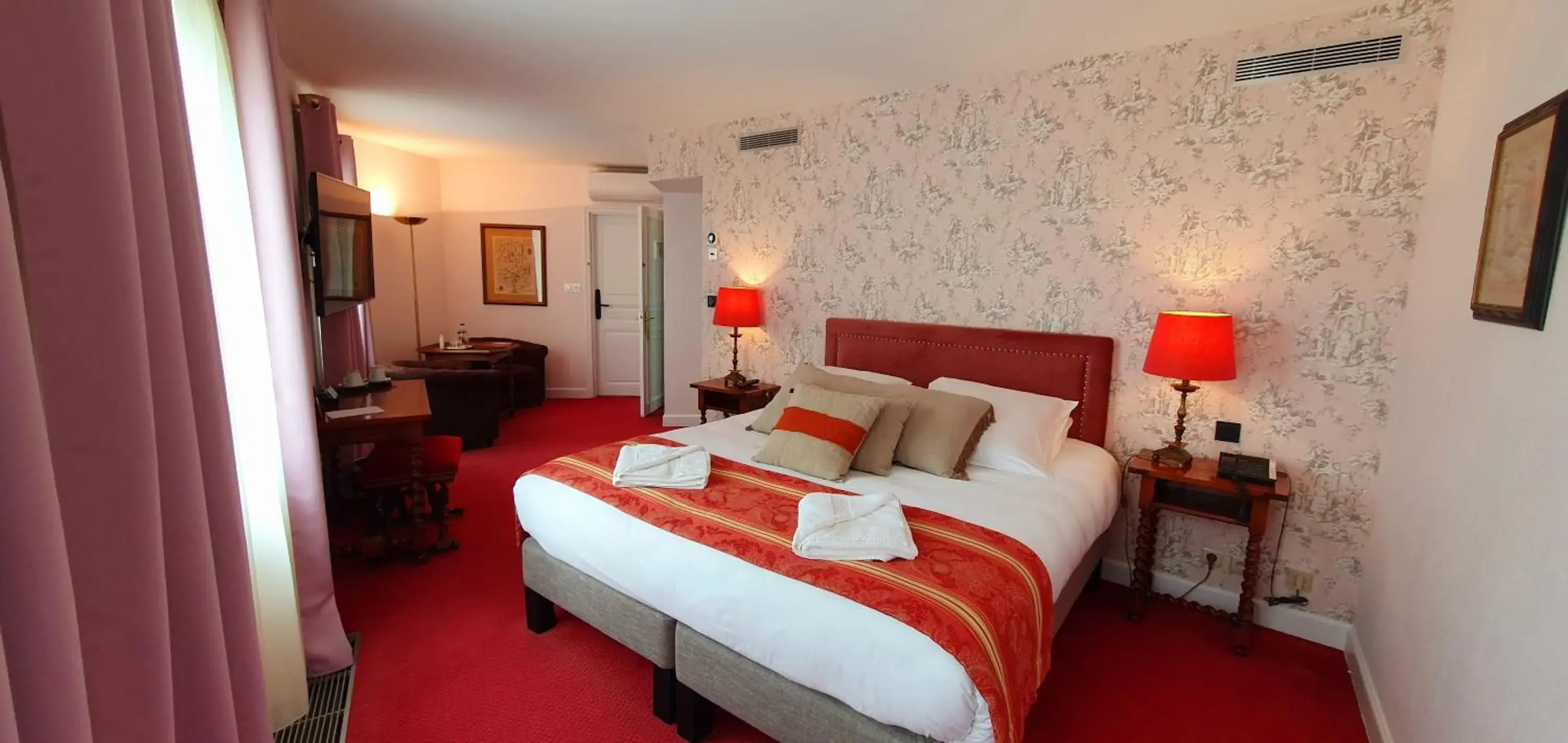 Bedroom, Bed in Demeures & Châteaux - Hôtel Greuze & Spa Tournus Bedroom, Bed in Demeures & Châteaux - Hôtel Greuze & Spa Tournus