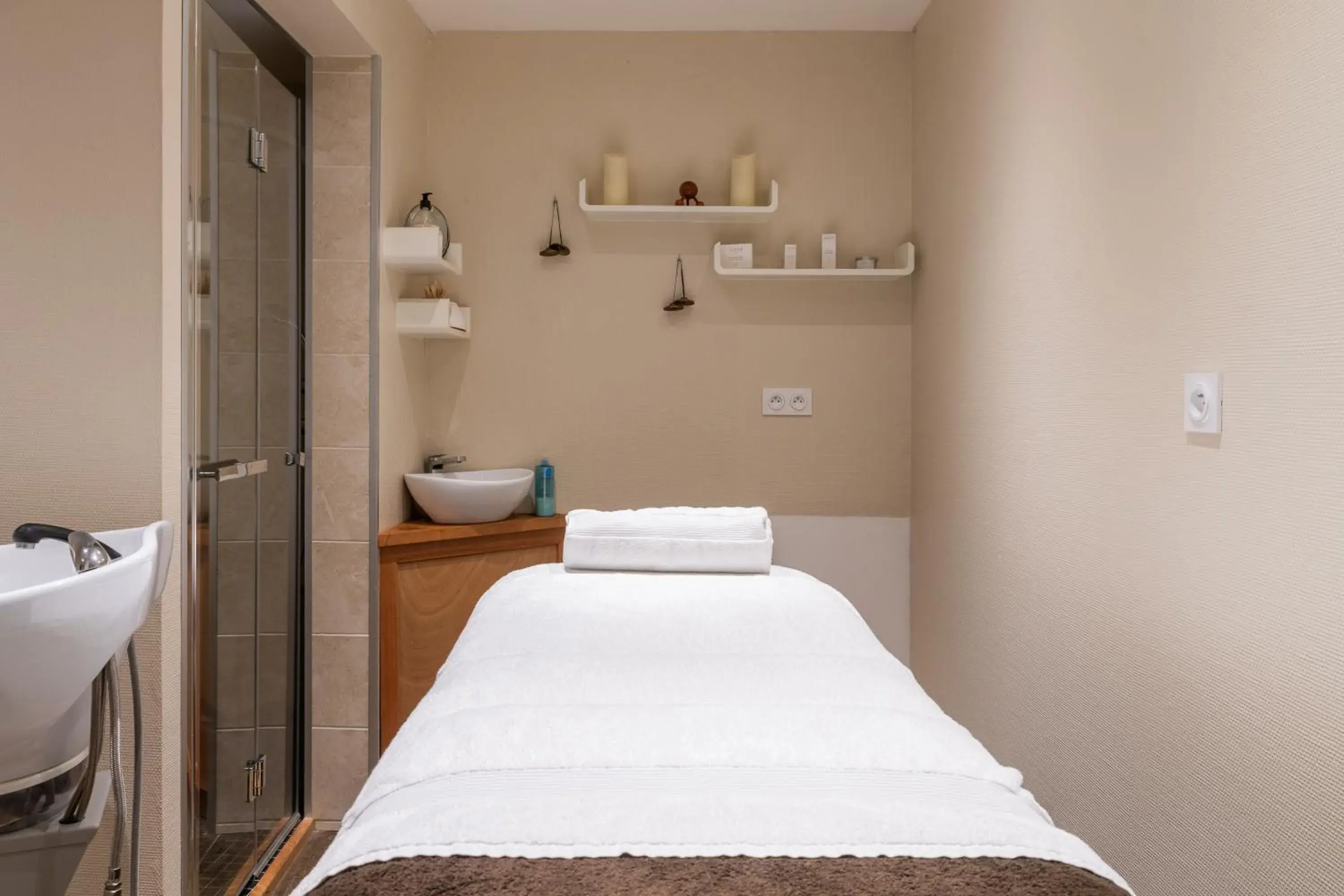 Massage, Bed in Demeures & Châteaux - Hôtel Greuze & Spa Tournus Massage, Bed in Demeures & Châteaux - Hôtel Greuze & Spa Tournus