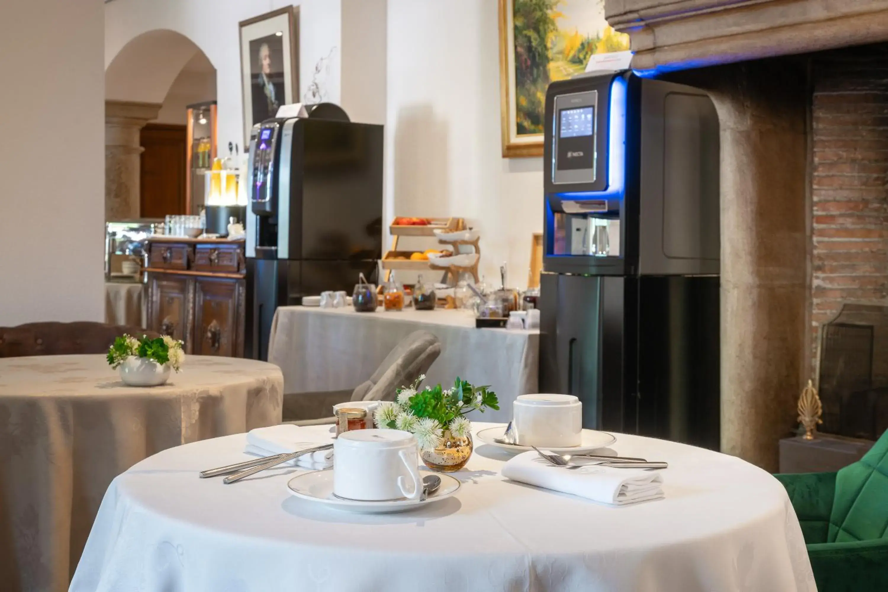 Breakfast in Demeures & Châteaux - Hôtel Greuze & Spa Tournus Breakfast in Demeures & Châteaux - Hôtel Greuze & Spa Tournus