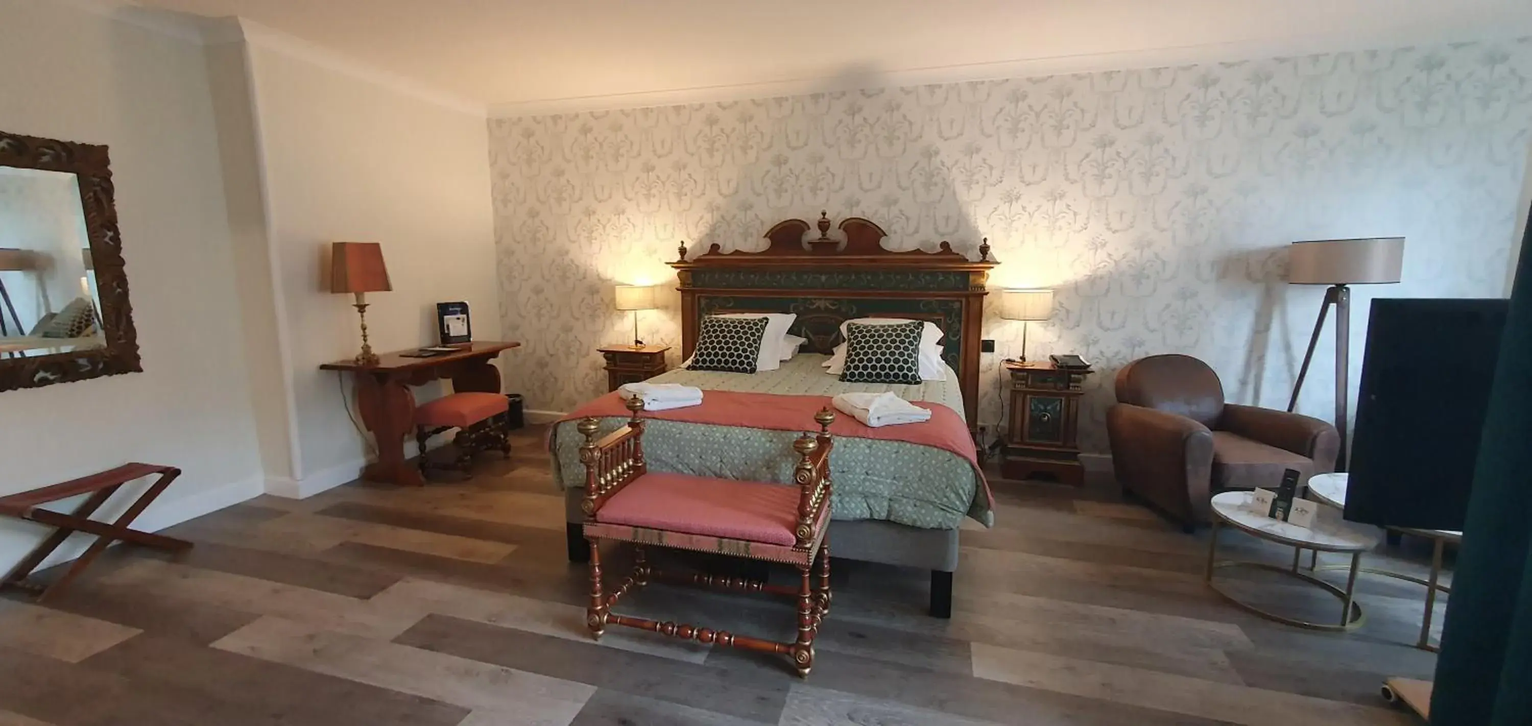 Family Suite in Demeures & Châteaux - Hôtel Greuze & Spa Tournus Family Suite in Demeures & Châteaux - Hôtel Greuze & Spa Tournus