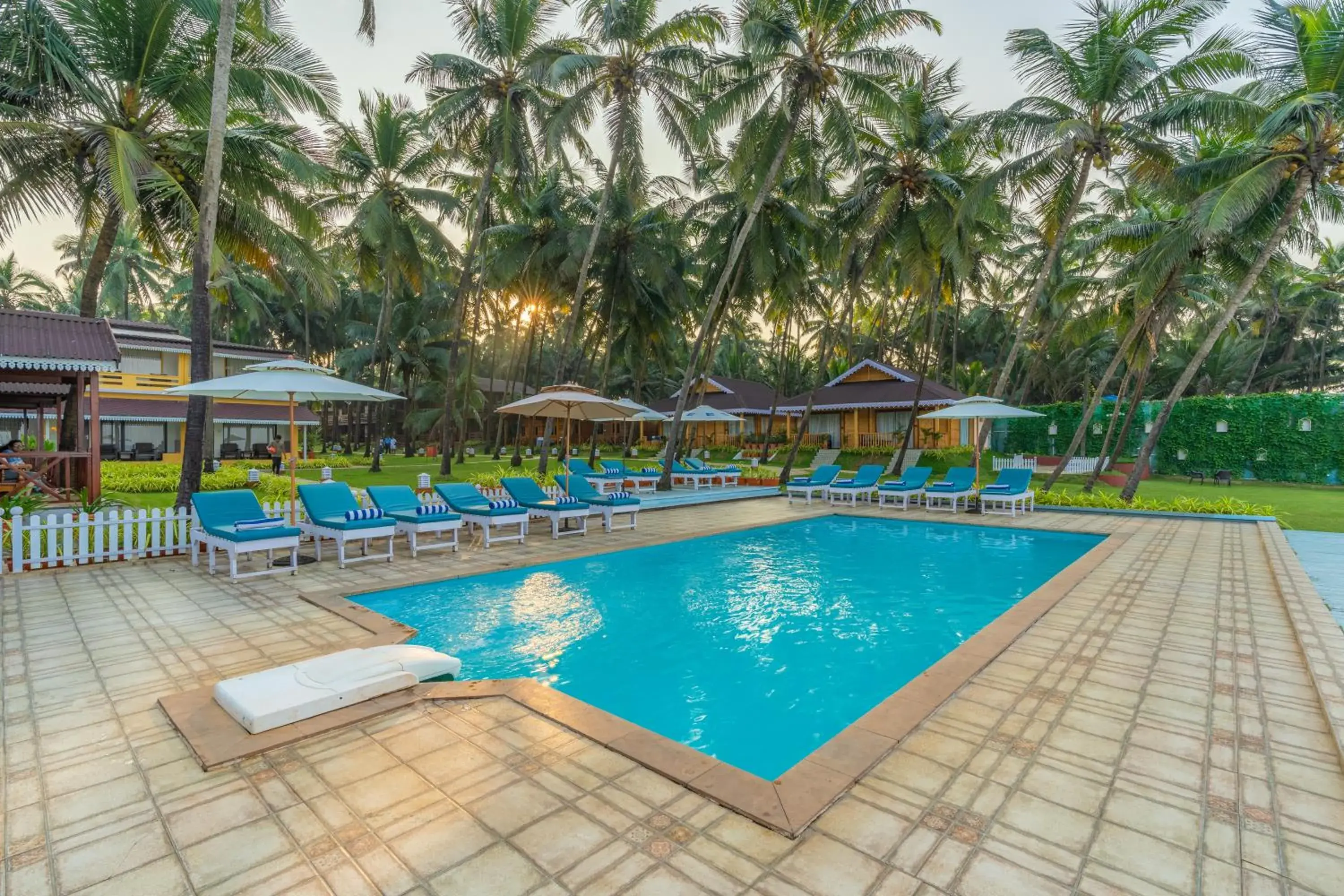 Swimming pool in La Cabana Beach & Spa, By Ashvem Beach Swimming pool in La Cabana Beach & Spa, By Ashvem Beach