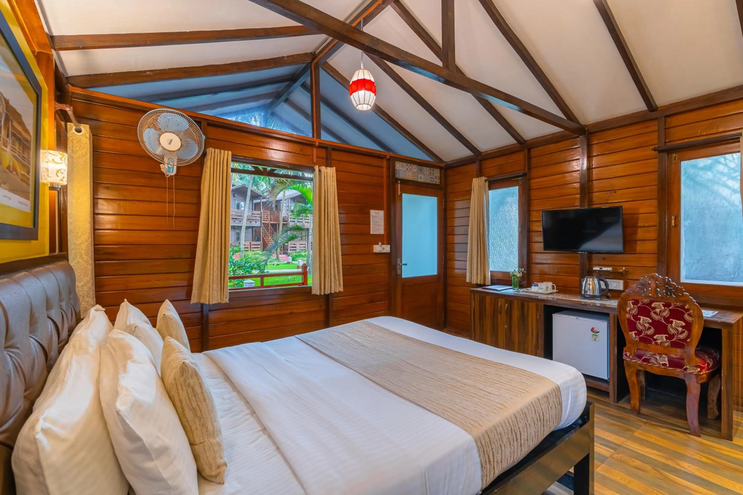 TV and multimedia, Bed in La Cabana Beach & Spa, By Ashvem Beach