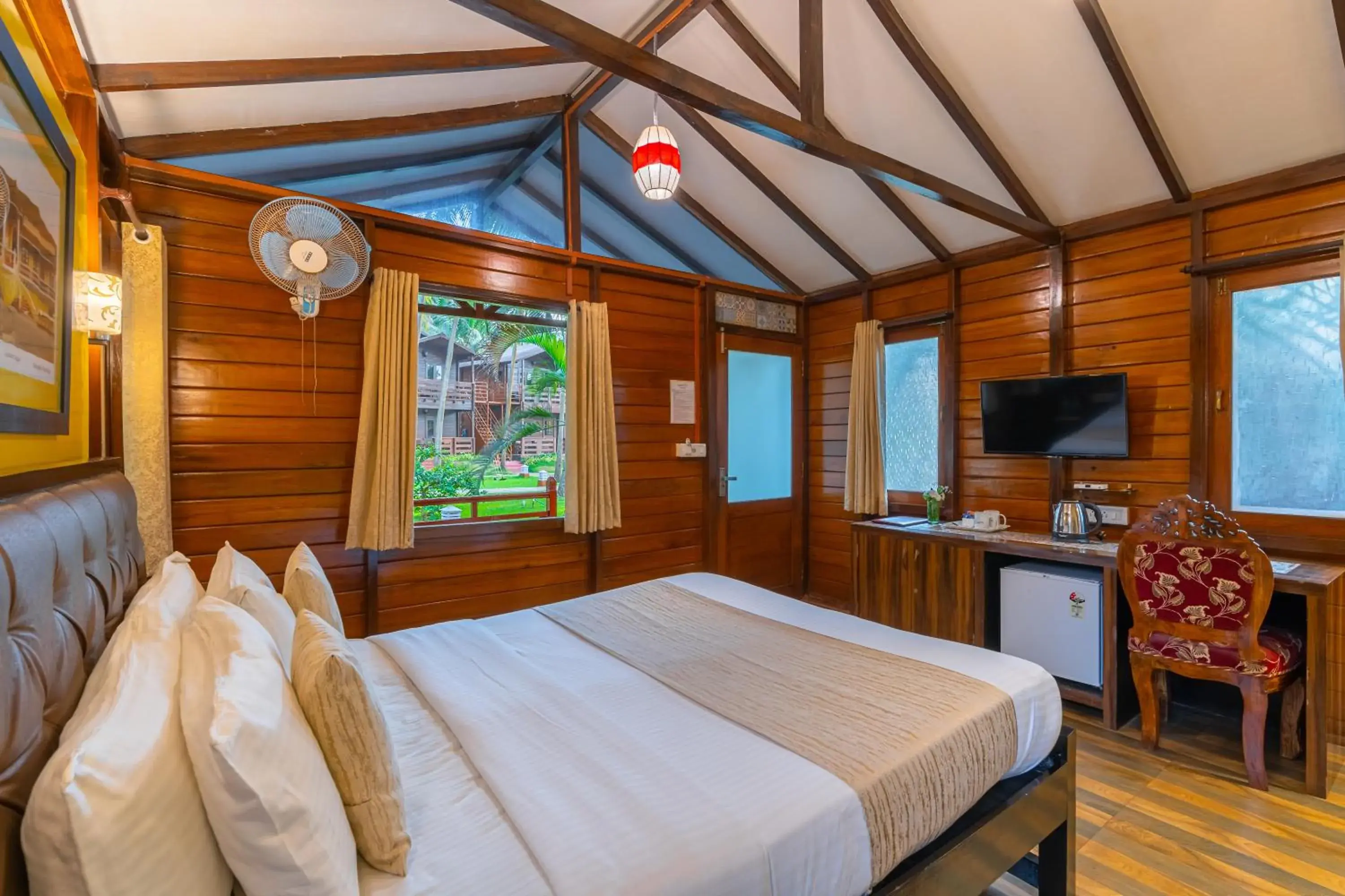 TV and multimedia, Bed in La Cabana Beach & Spa, By Ashvem Beach TV and multimedia, Bed in La Cabana Beach & Spa, By Ashvem Beach