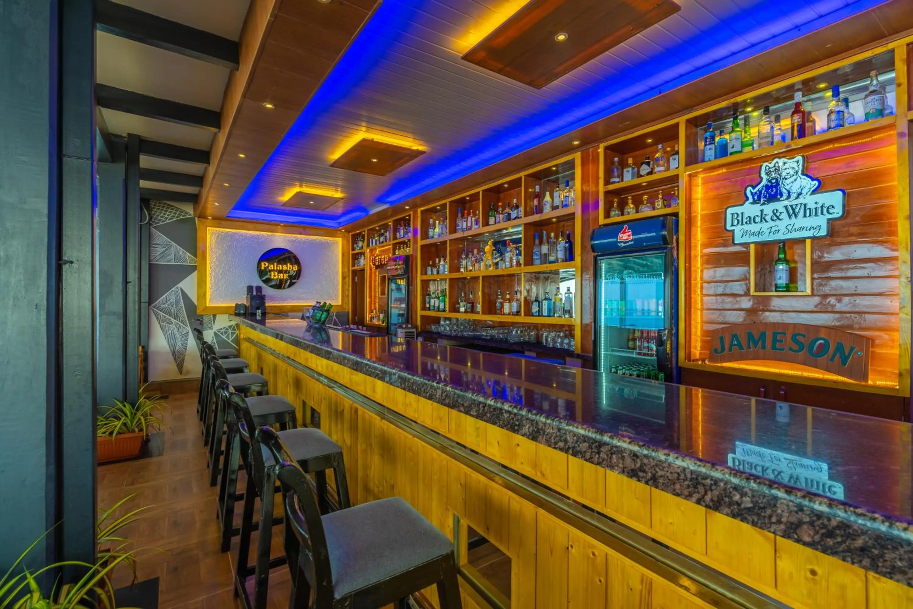 Lounge or bar in La Cabana Beach & Spa, By Ashvem Beach