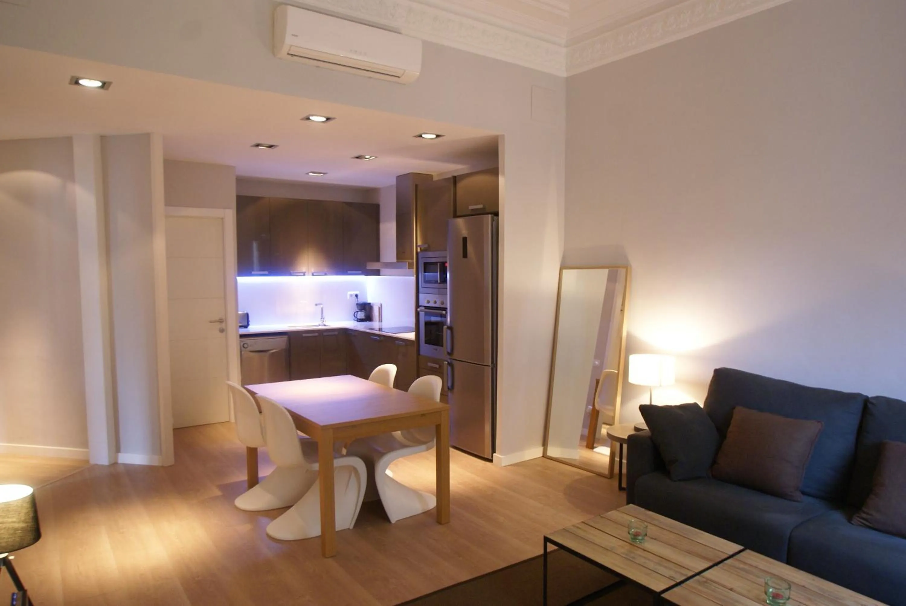 Dining area in 555 Apartments BCN