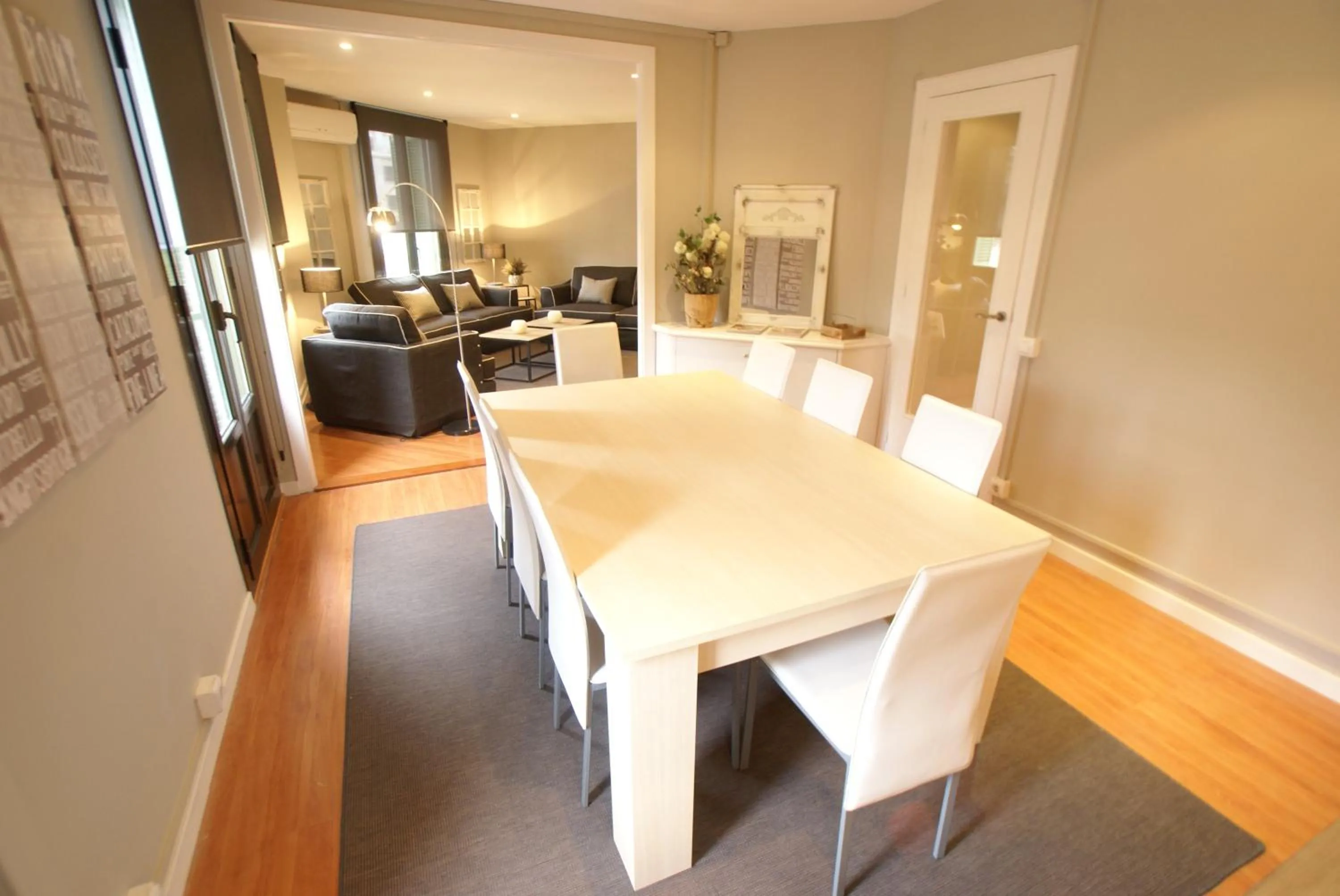 Dining area in 555 Apartments BCN
