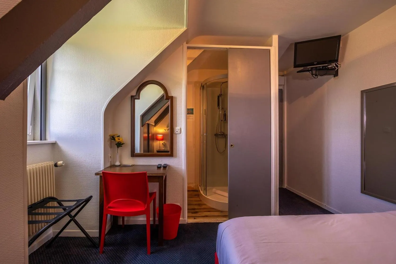 Bathroom, Bed in Logis- Auberge De Kerveoc'h