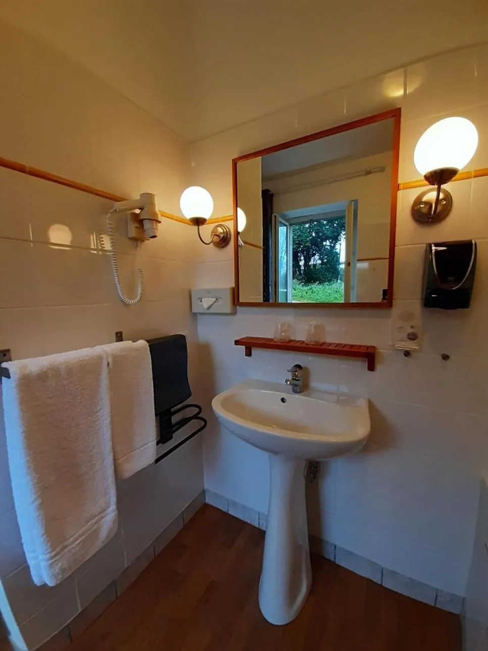 Bathroom in Logis- Auberge De Kerveoc'h
