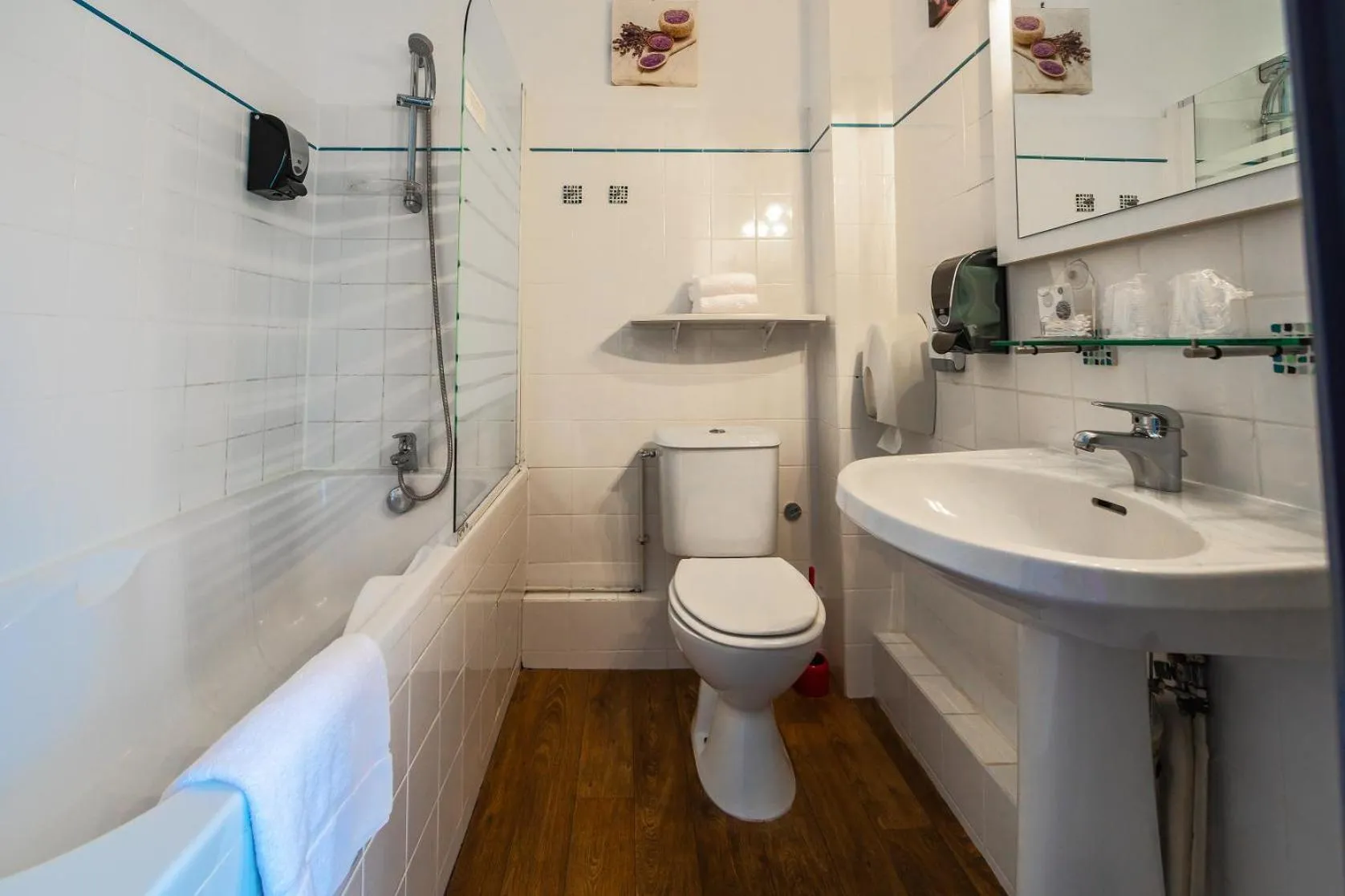 Toilet in Logis- Auberge De Kerveoc'h