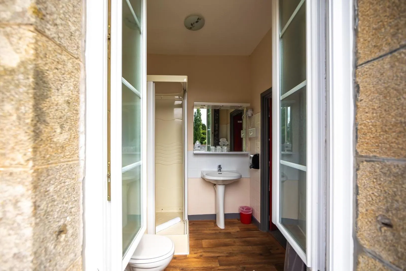 Shower in Logis- Auberge De Kerveoc'h