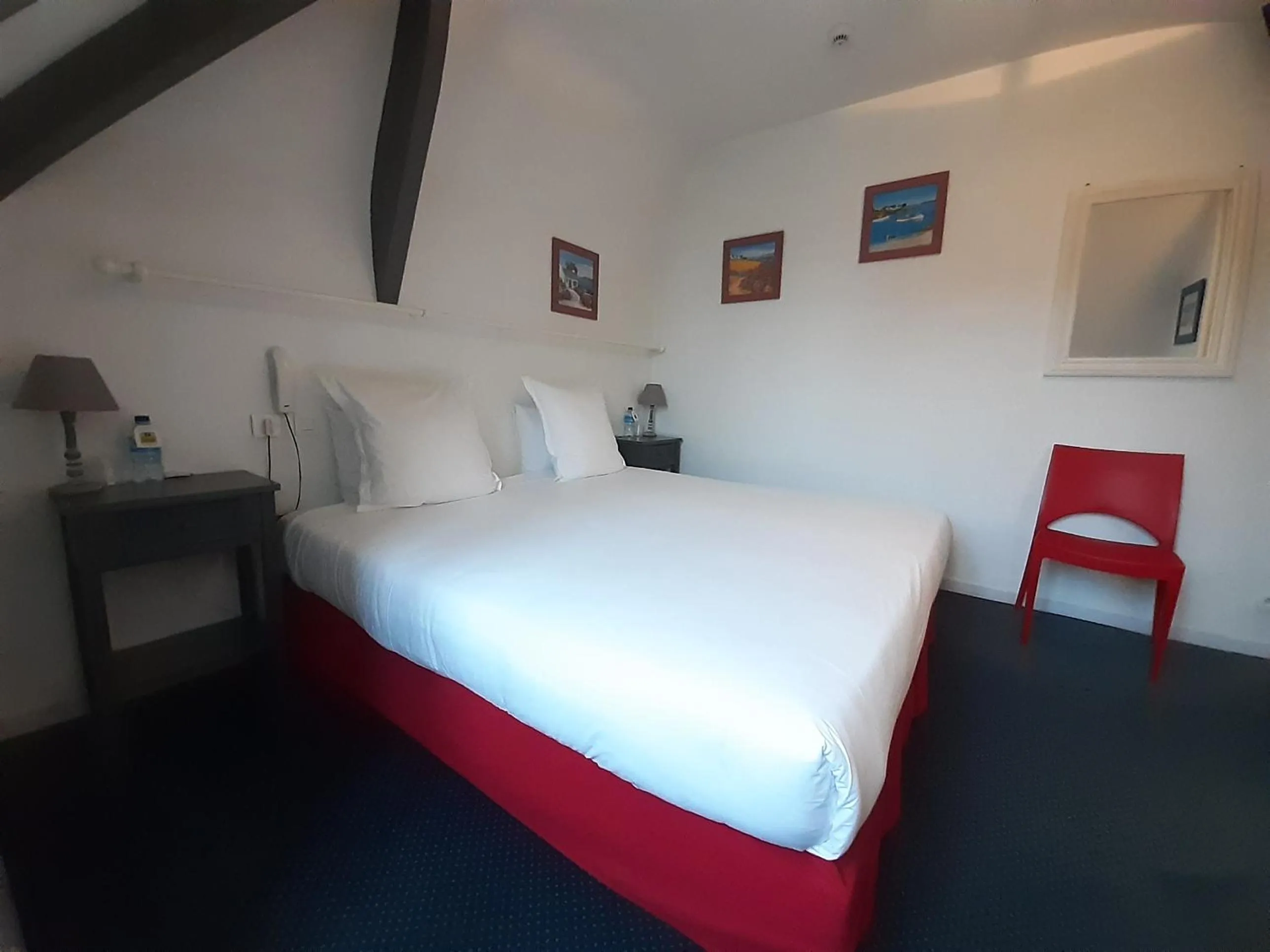 Bed in Logis- Auberge De Kerveoc'h