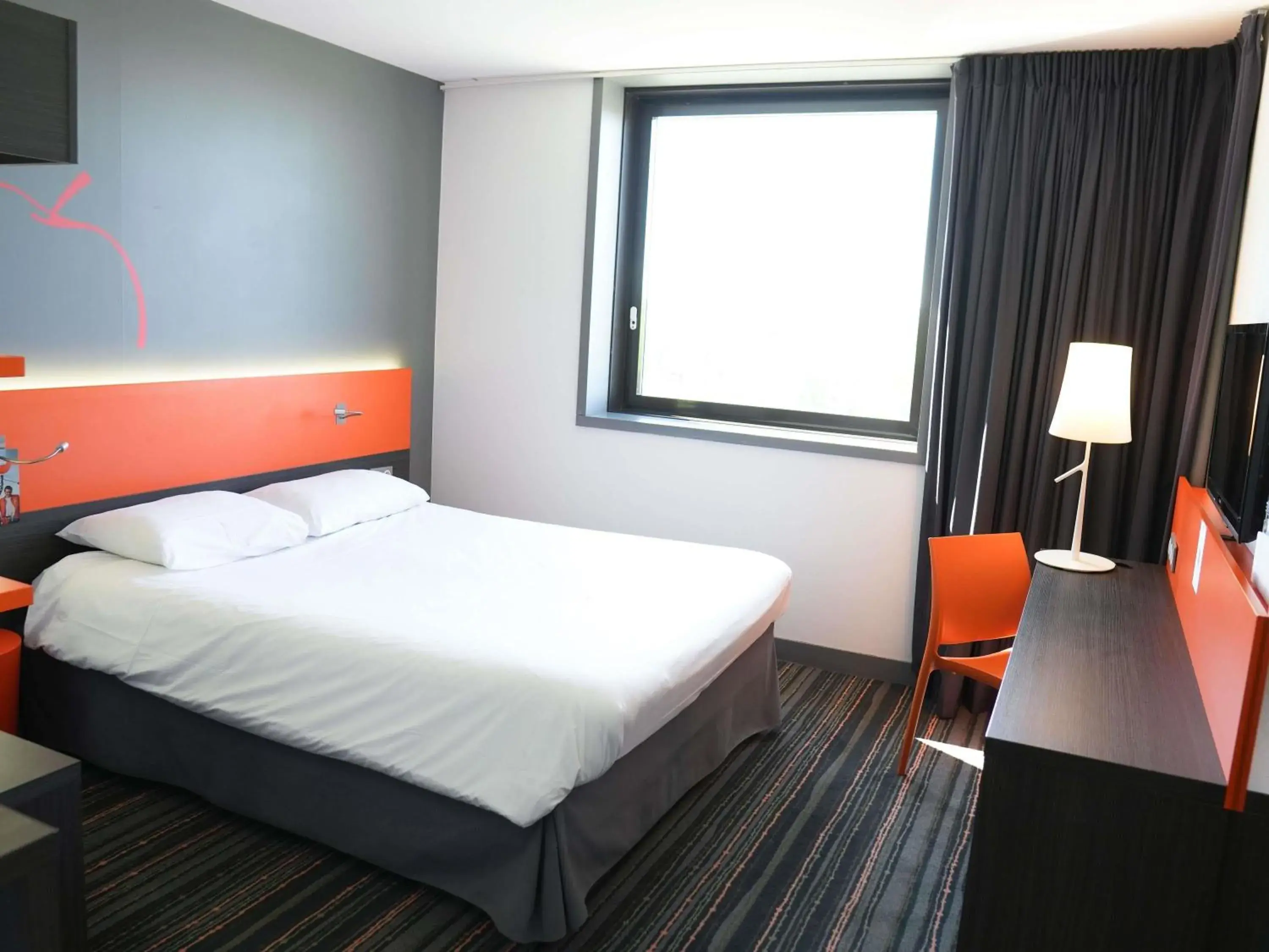 Bedroom, Bed in ibis Styles Caen centre gare Bedroom, Bed in ibis Styles Caen centre gare