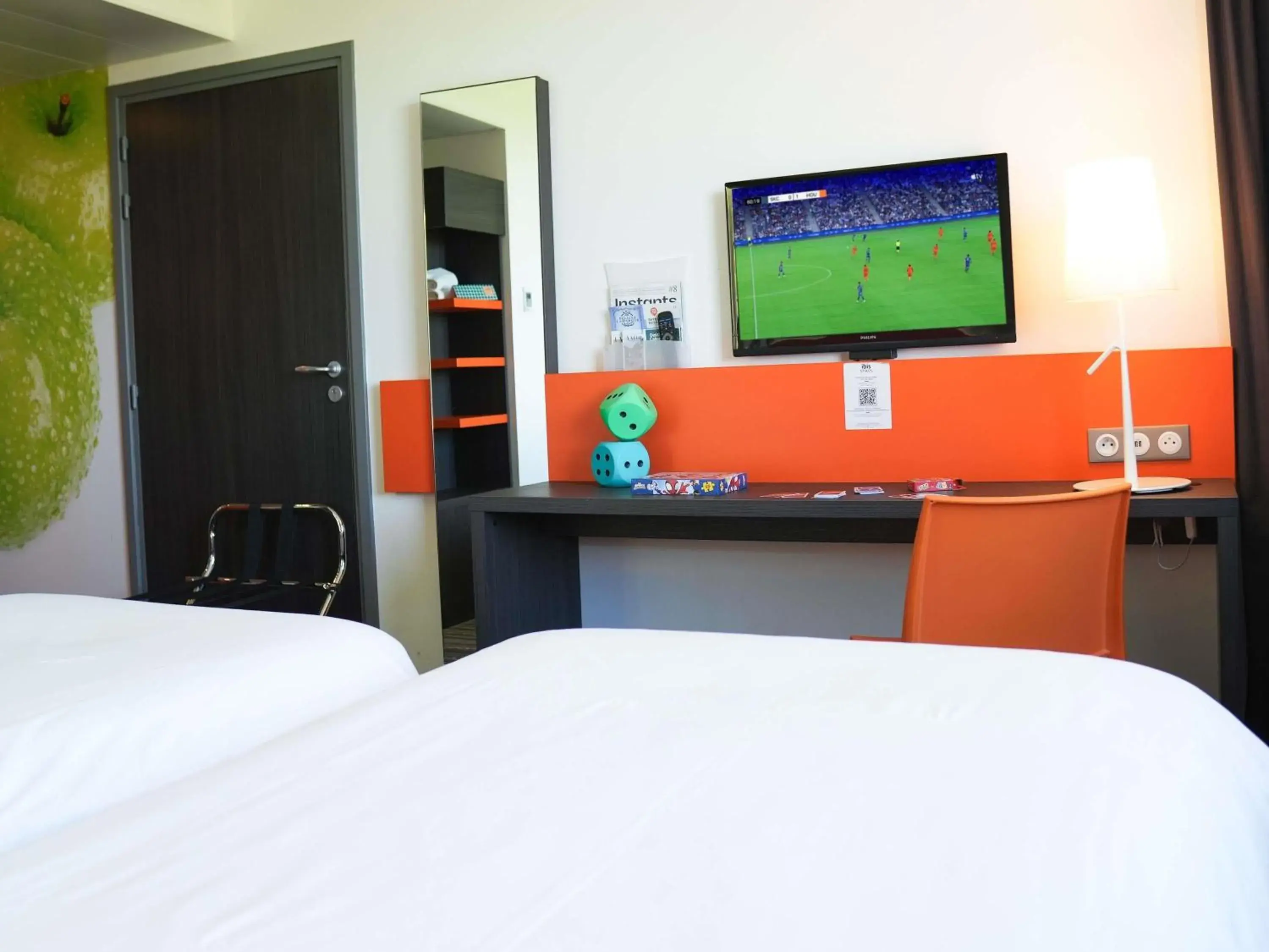 Bedroom, Bed in ibis Styles Caen centre gare Bedroom, Bed in ibis Styles Caen centre gare
