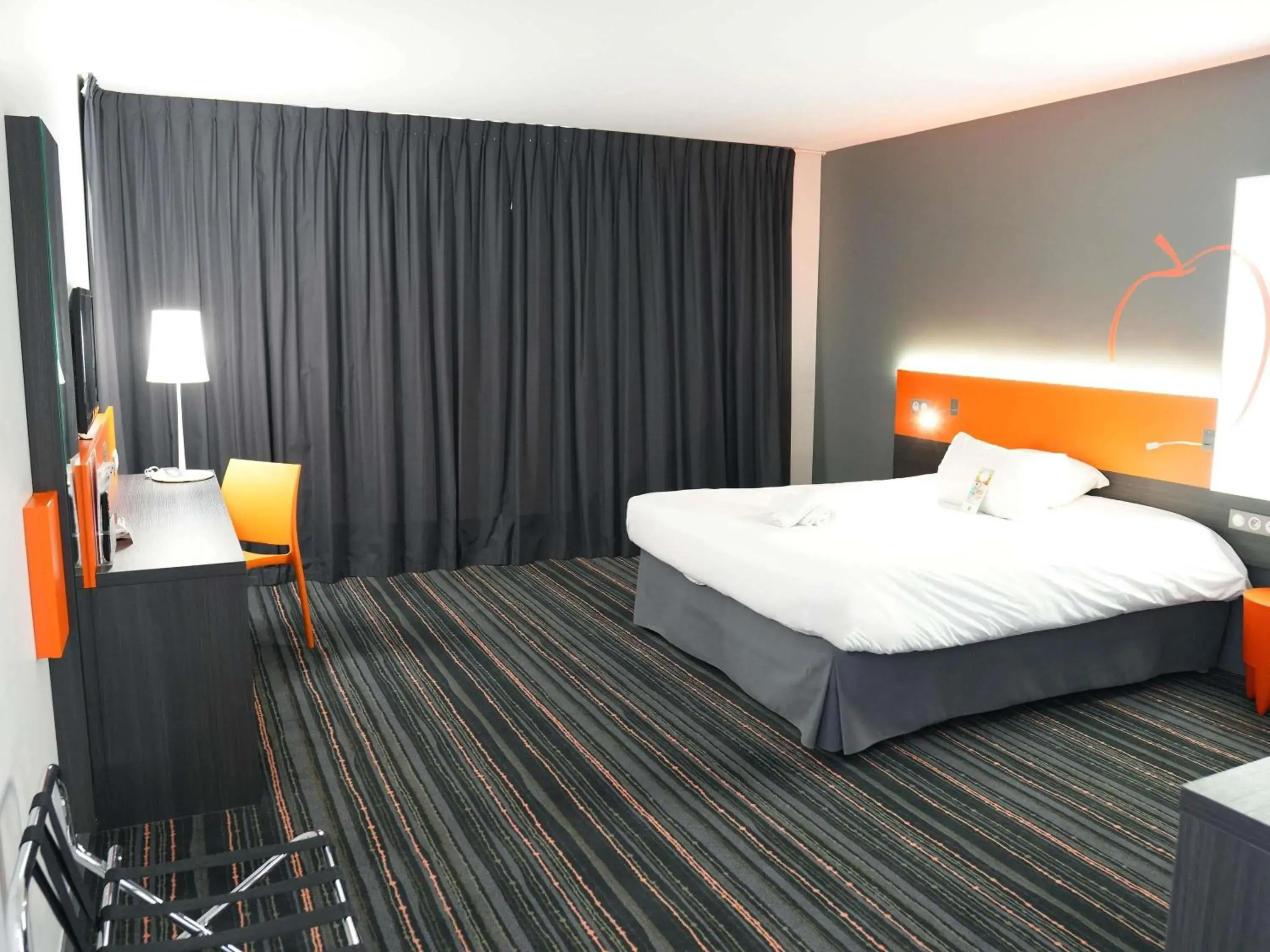 Bedroom, Bed in ibis Styles Caen centre gare Bedroom, Bed in ibis Styles Caen centre gare