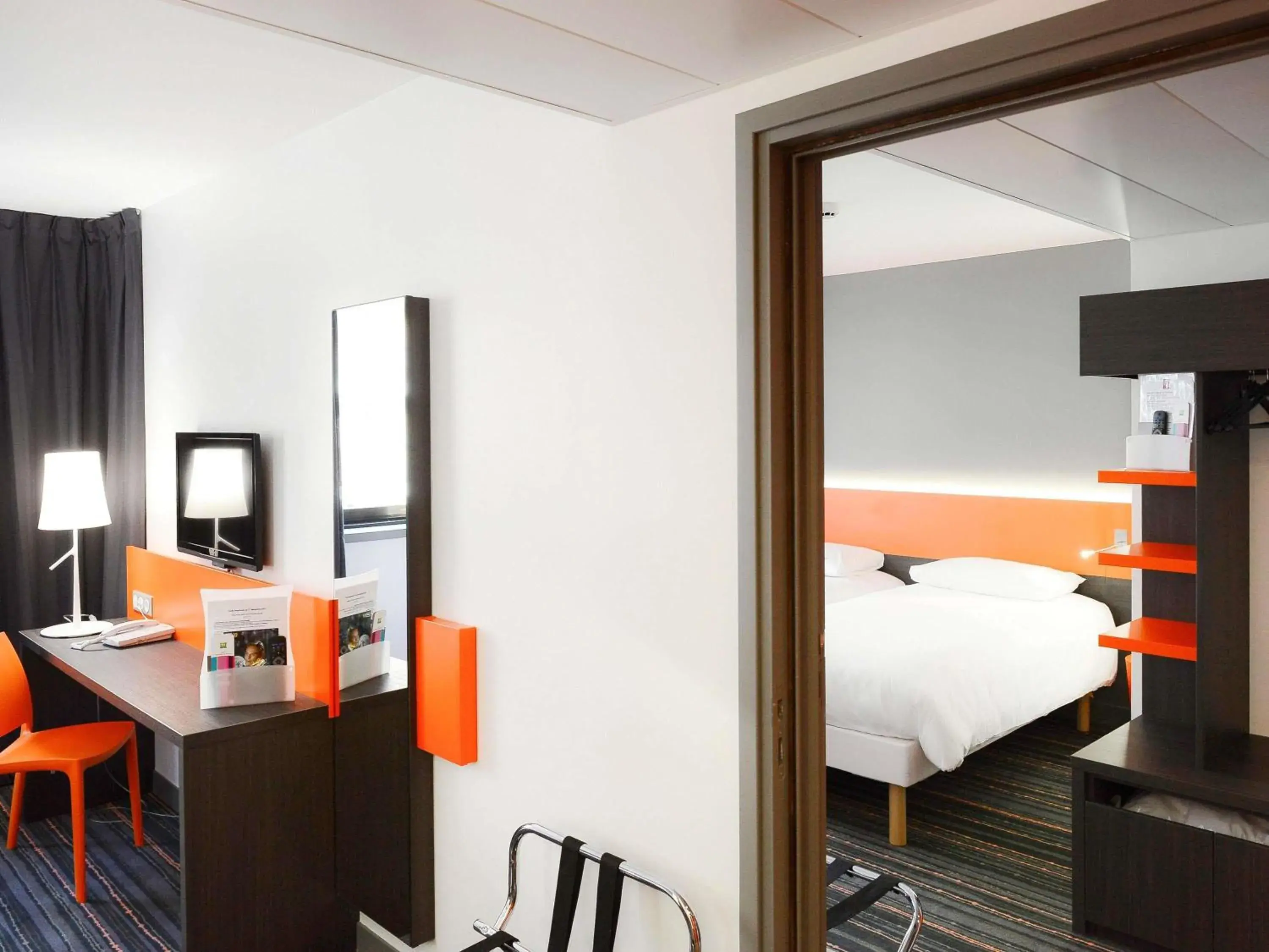 Bedroom, Bed in ibis Styles Caen centre gare Bedroom, Bed in ibis Styles Caen centre gare