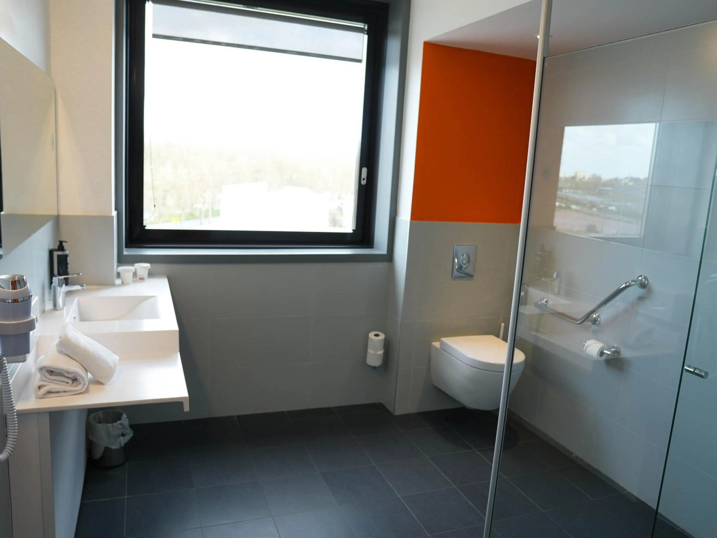 Bathroom in ibis Styles Caen centre gare