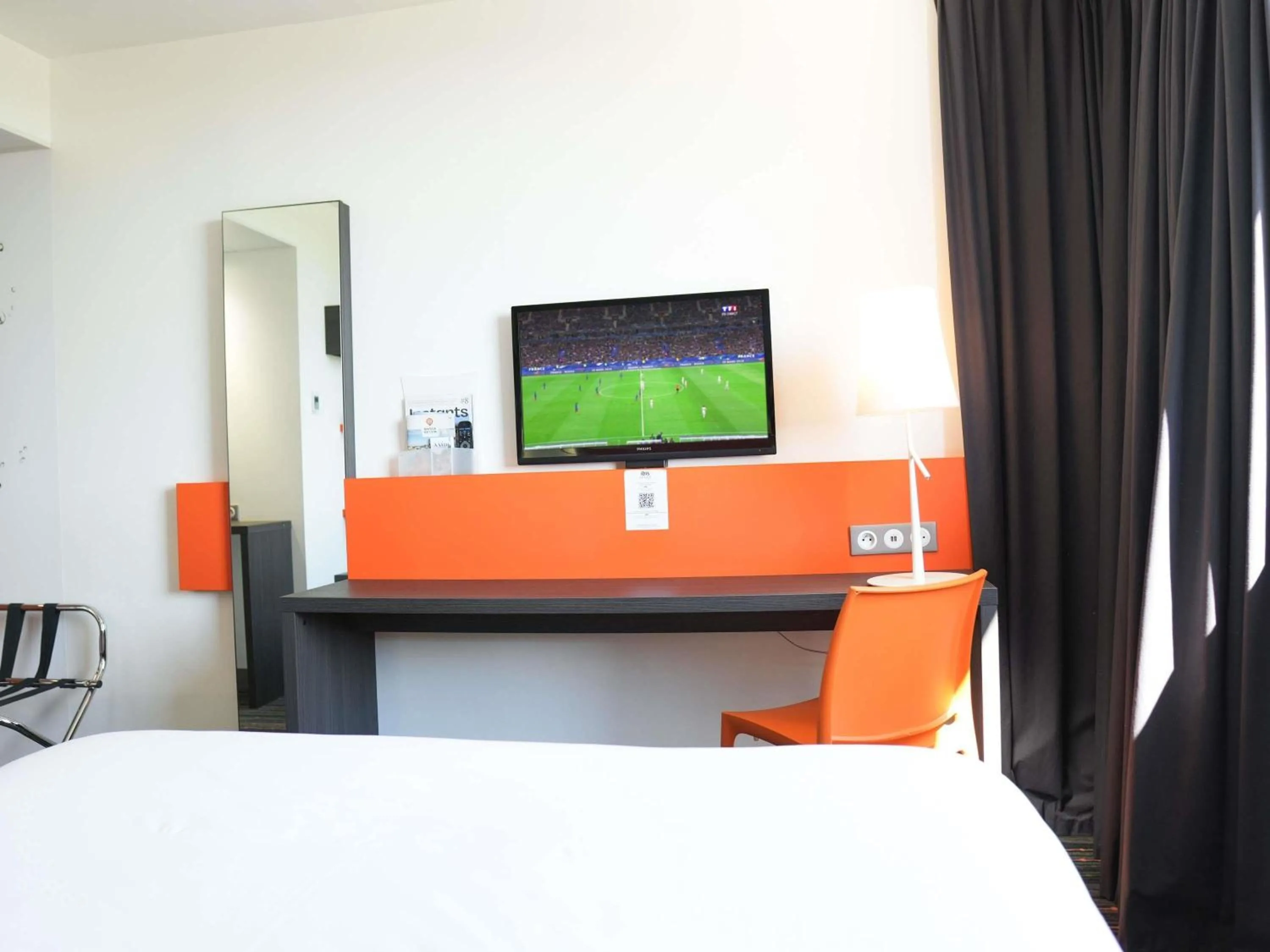 Bedroom, Bed in ibis Styles Caen centre gare