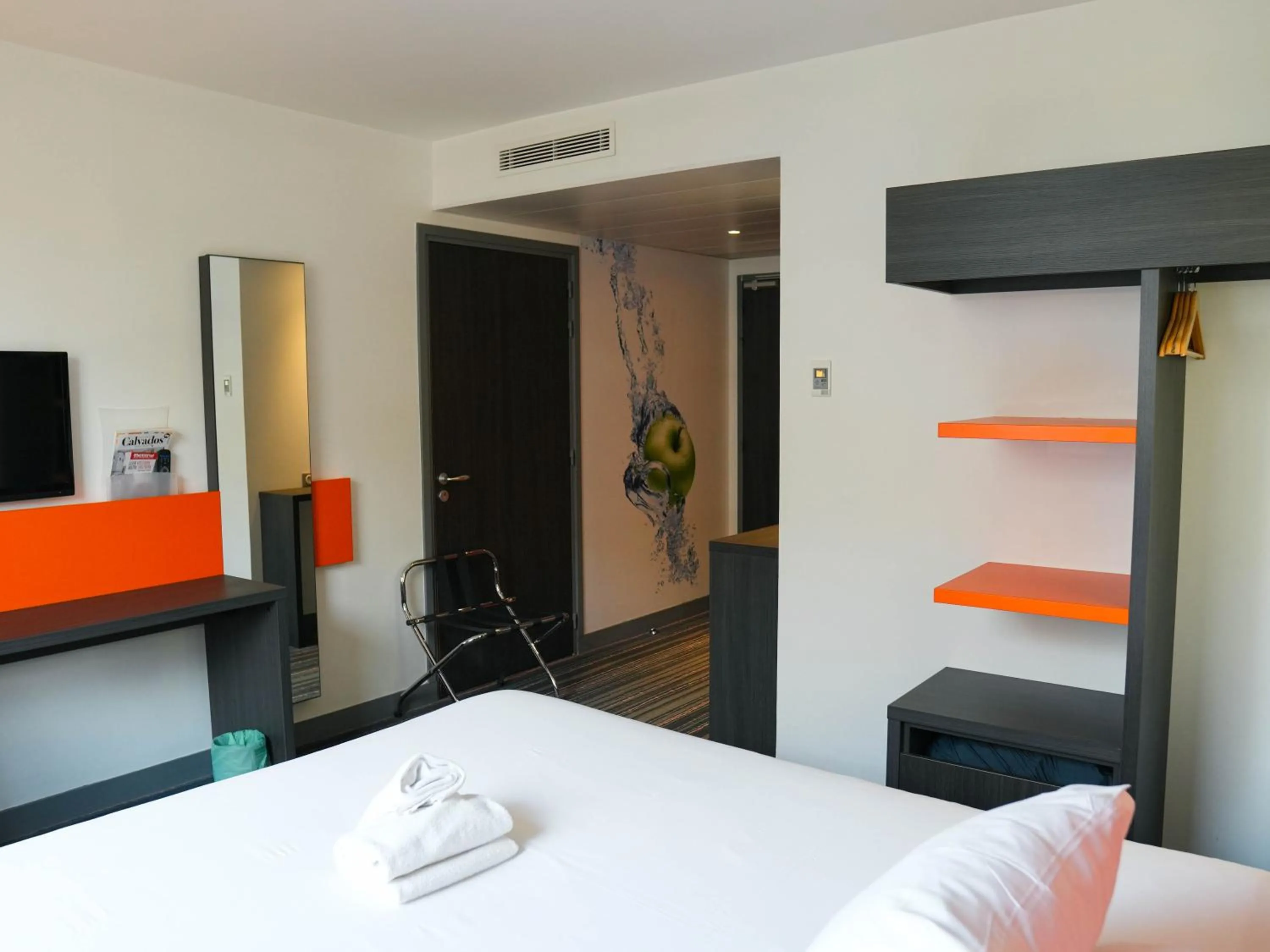 Bedroom, Bed in ibis Styles Caen centre gare