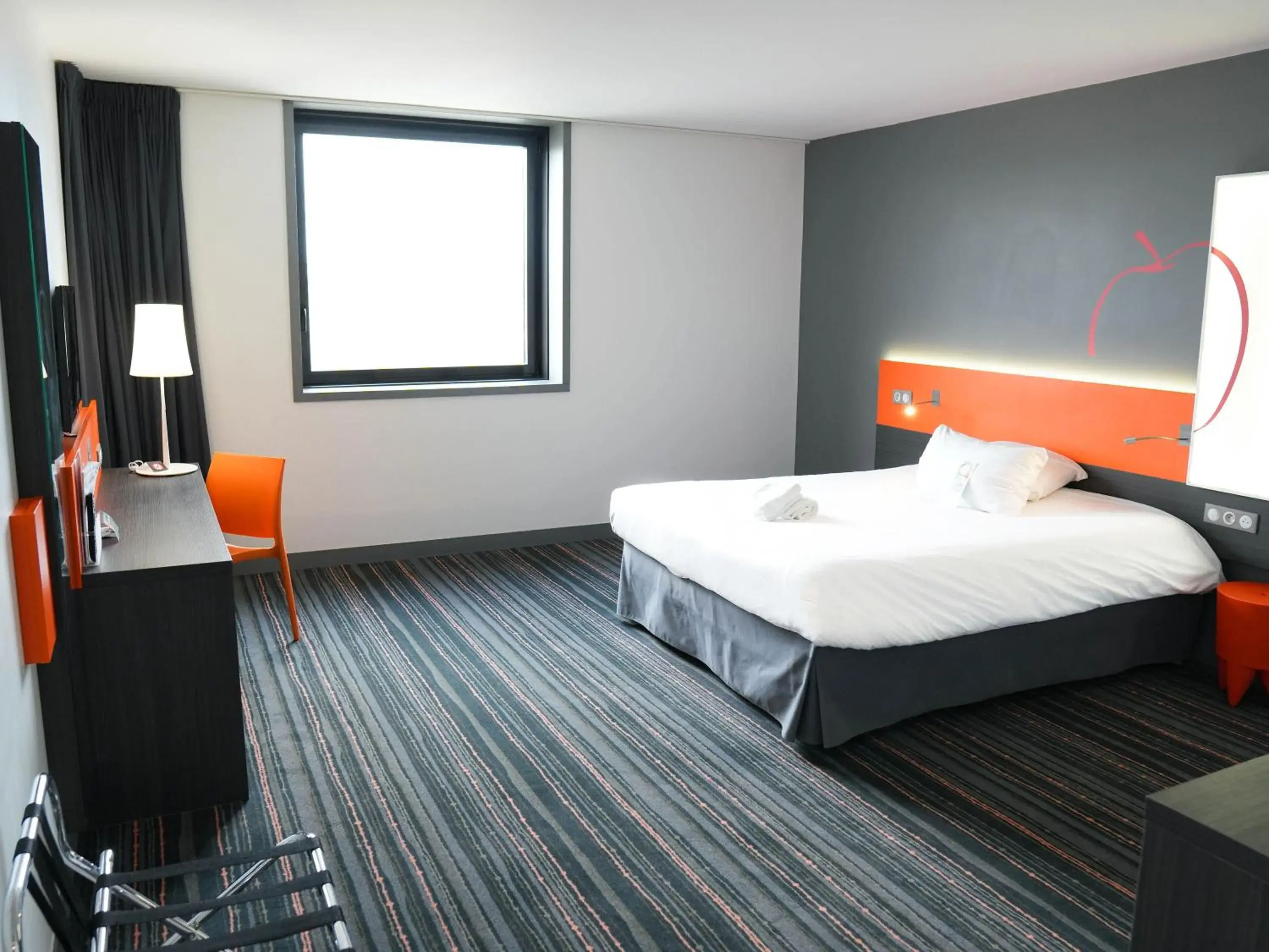 Accessible Room with 1 Queen Bed in ibis Styles Caen centre gare Accessible Room with 1 Queen Bed in ibis Styles Caen centre gare